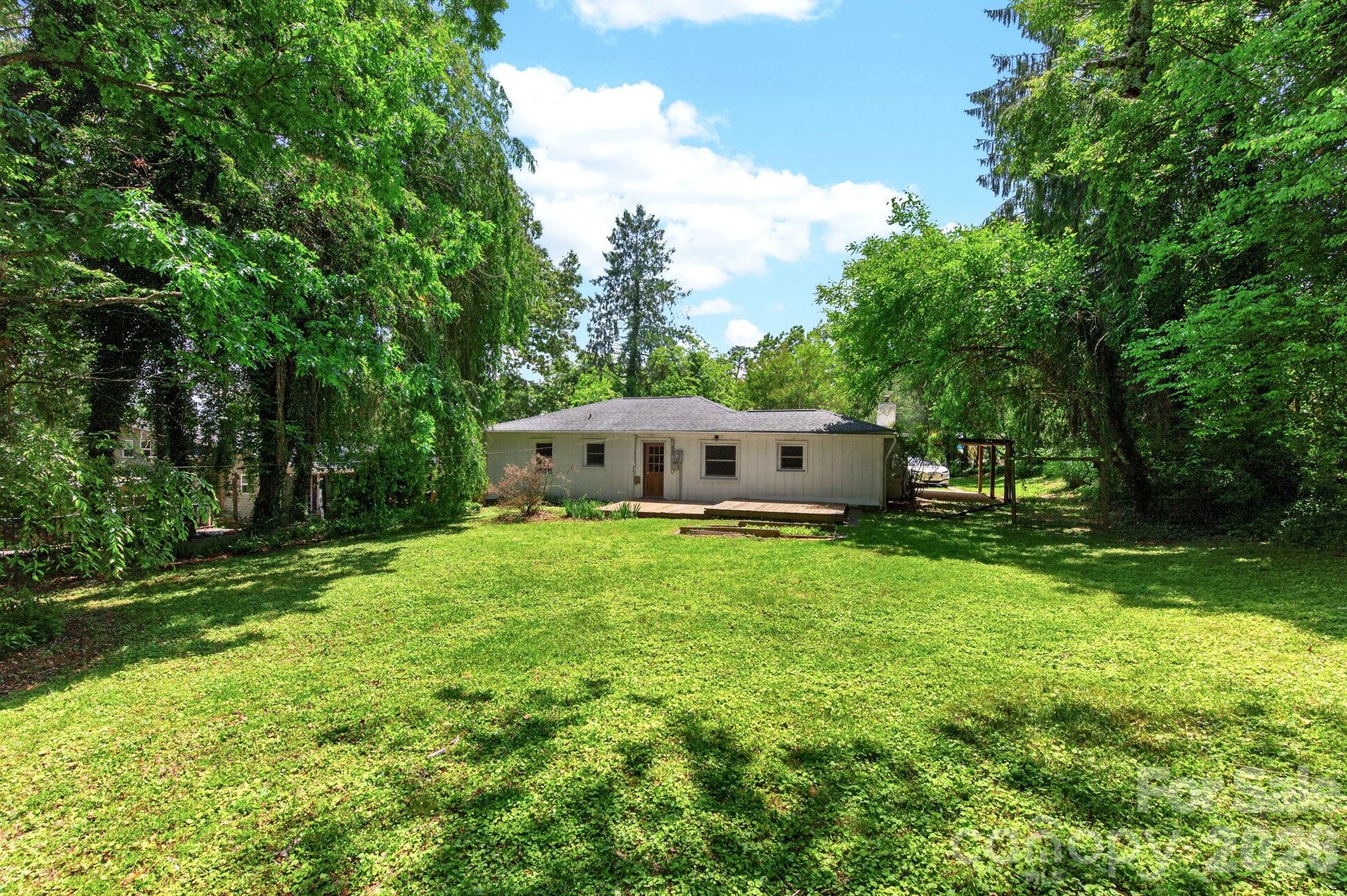 411 Hillcrest Circle — Hendersonville