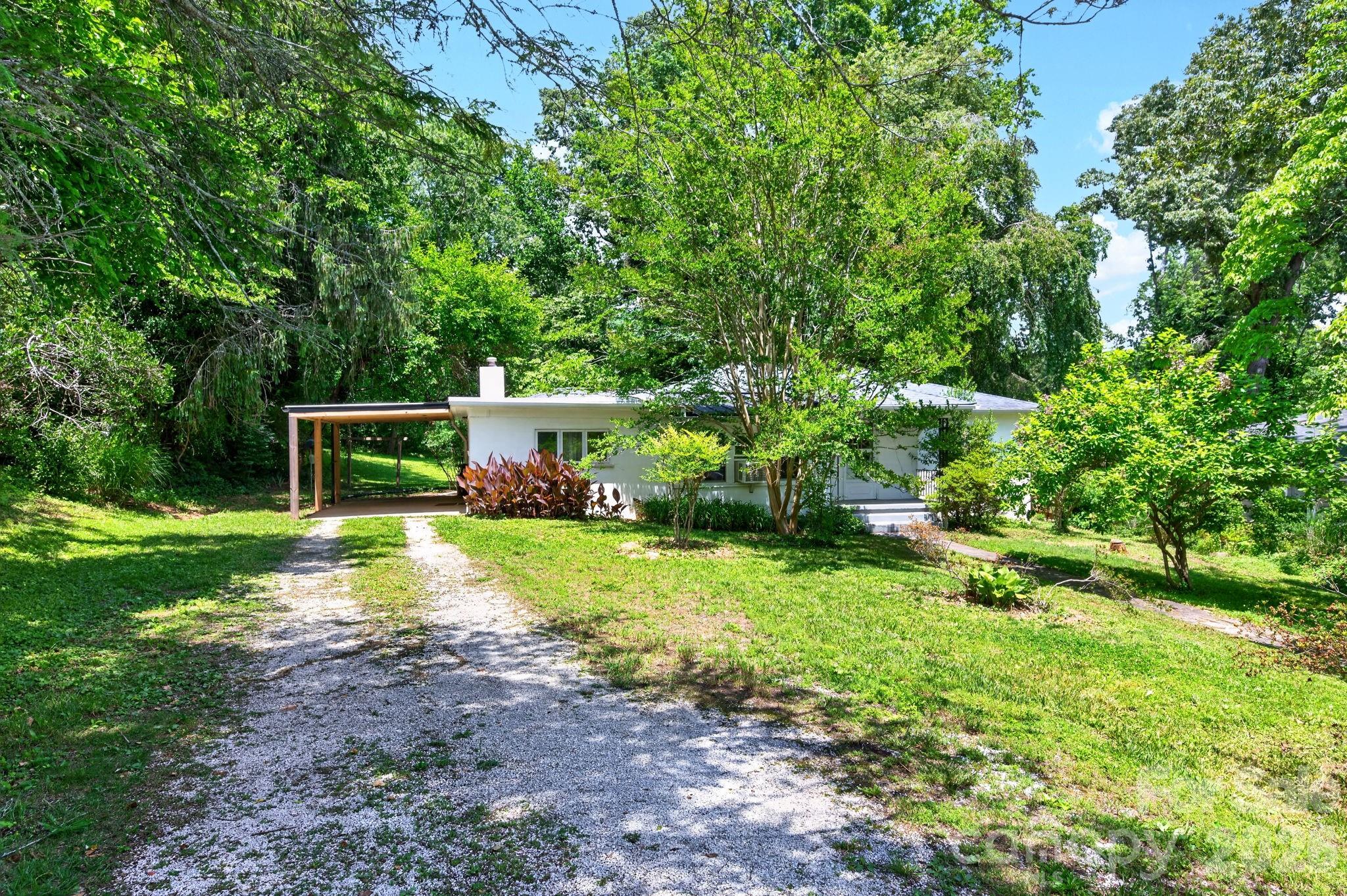 411 Hillcrest Circle — Hendersonville