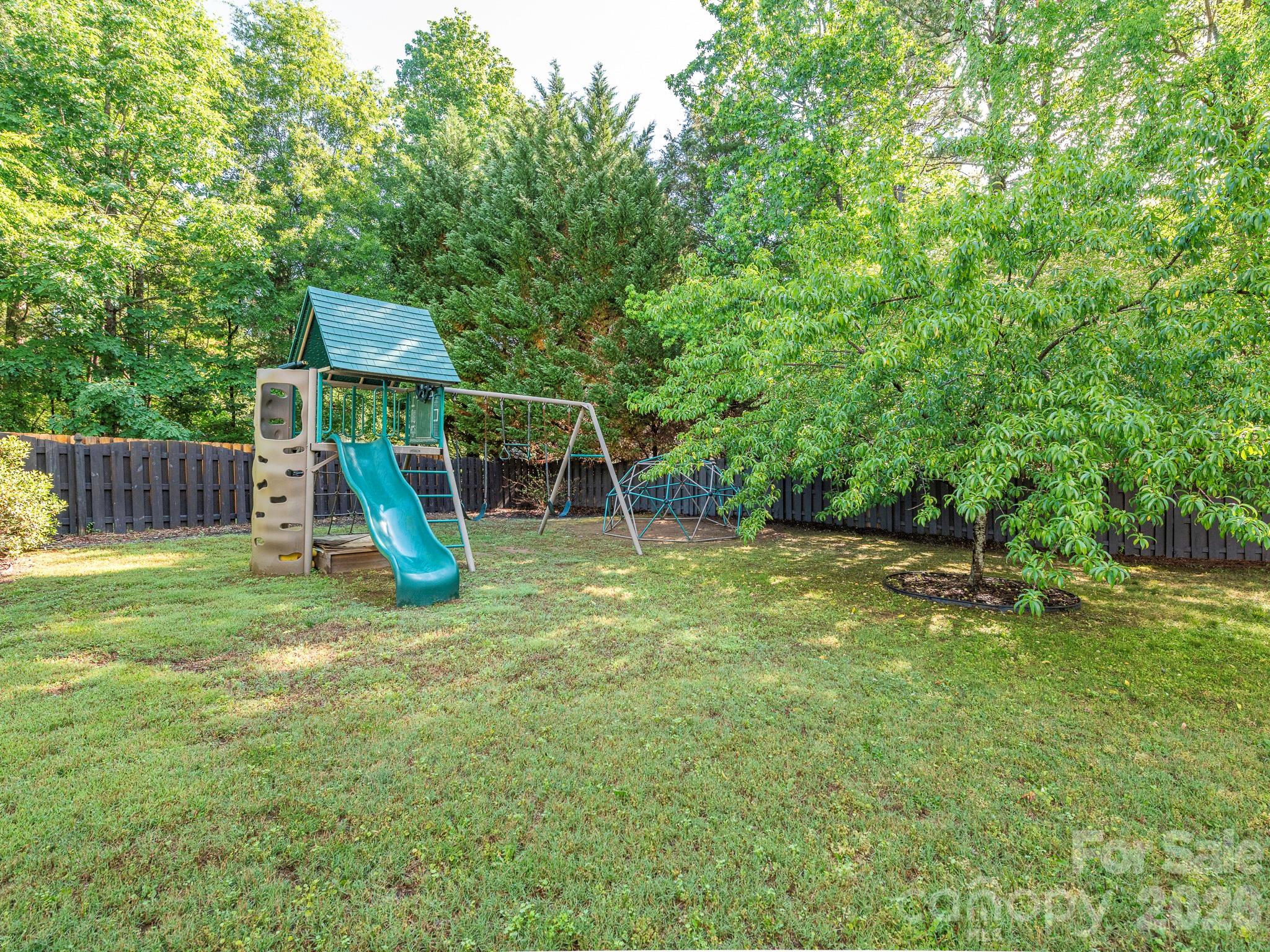 1409 Shade Tree Court — Matthews