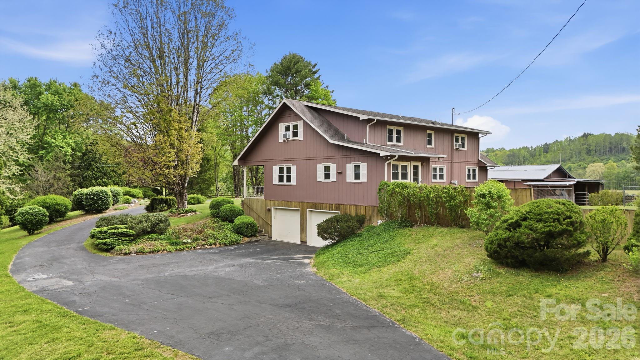 11 Summer Lane — Spruce Pine