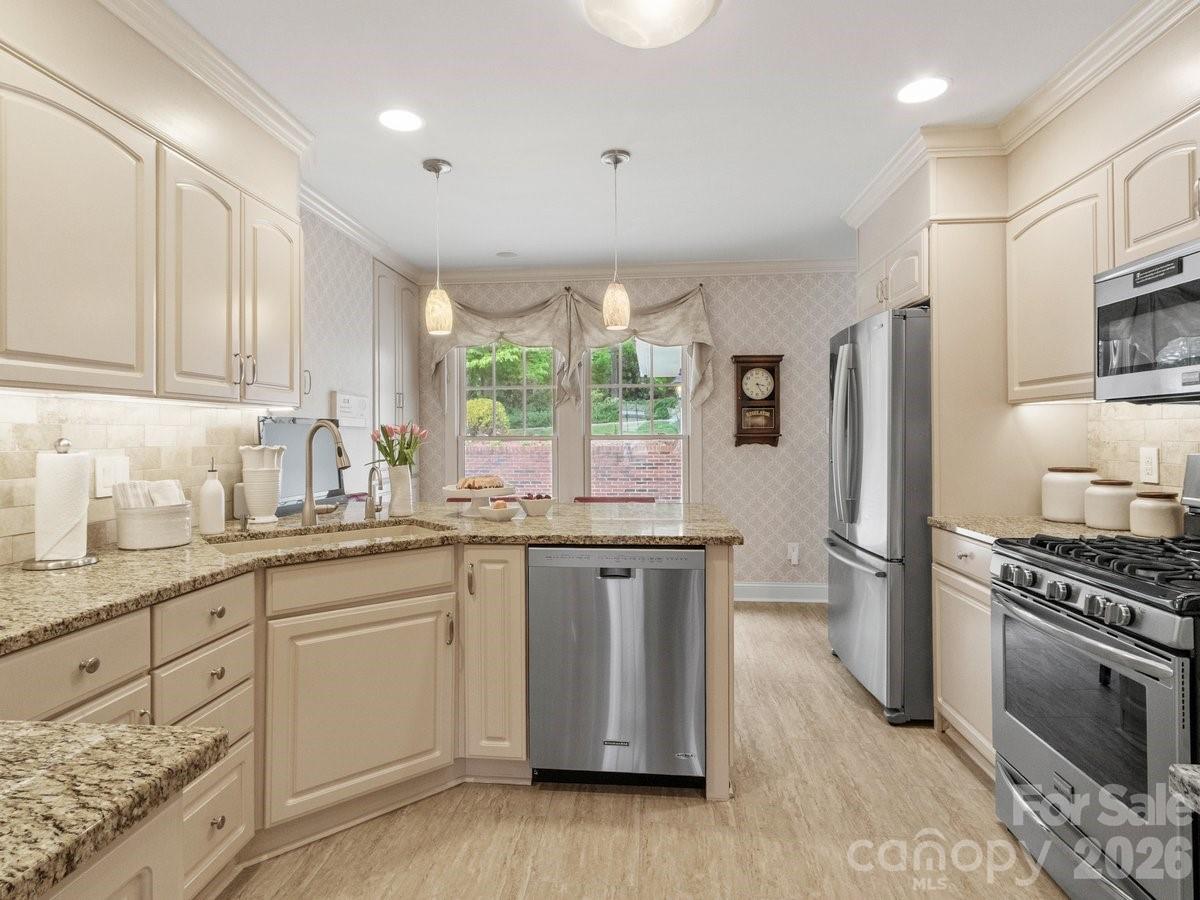 6 Creekside Way — Asheville