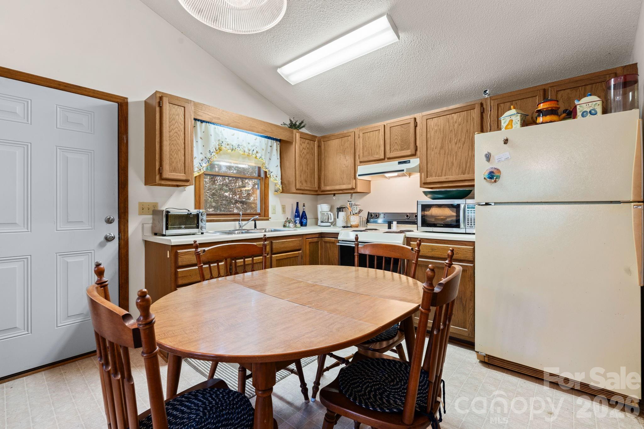 8977 Rose Hollow Avenue — Newland