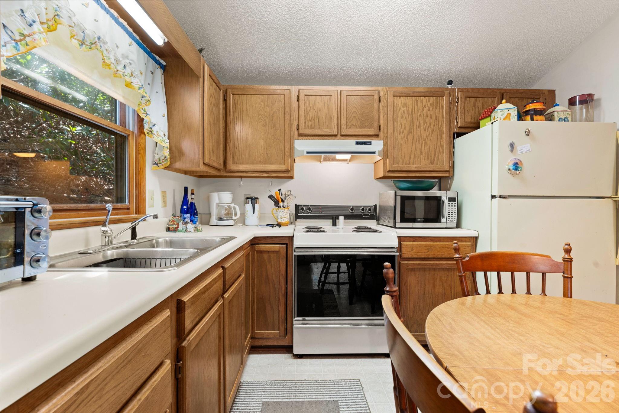 8977 Rose Hollow Avenue — Newland