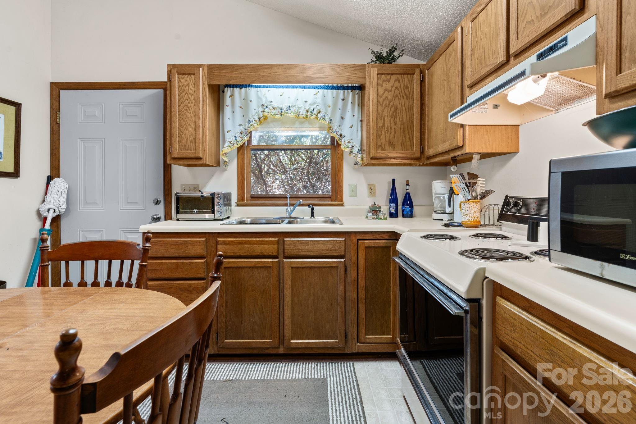 8977 Rose Hollow Avenue — Newland