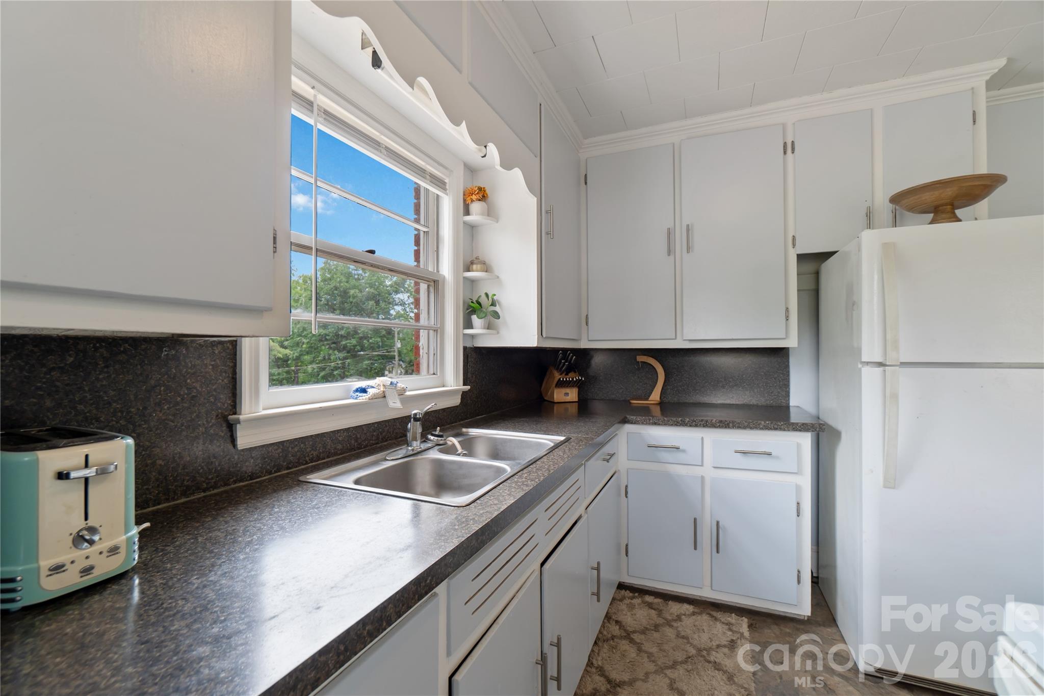 421 E Passaic Street — Peachland