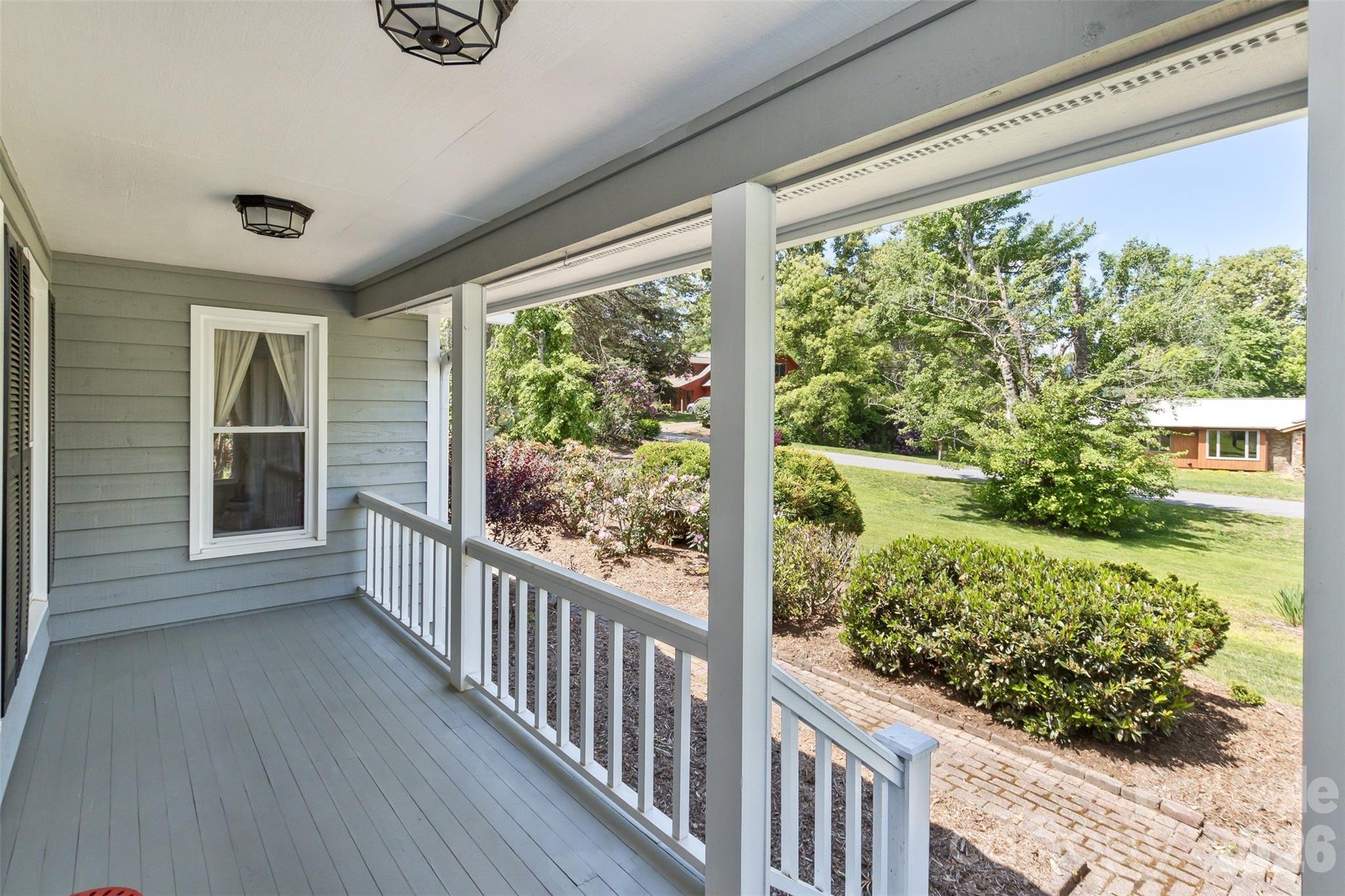 10 Applecross Road — Weaverville