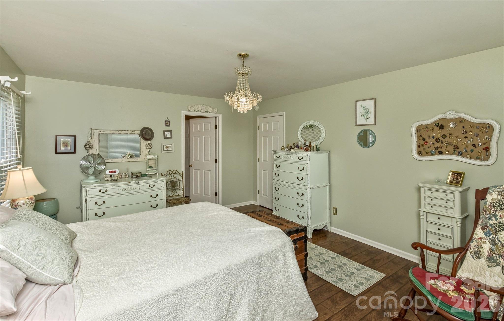 10 Applecross Road — Weaverville