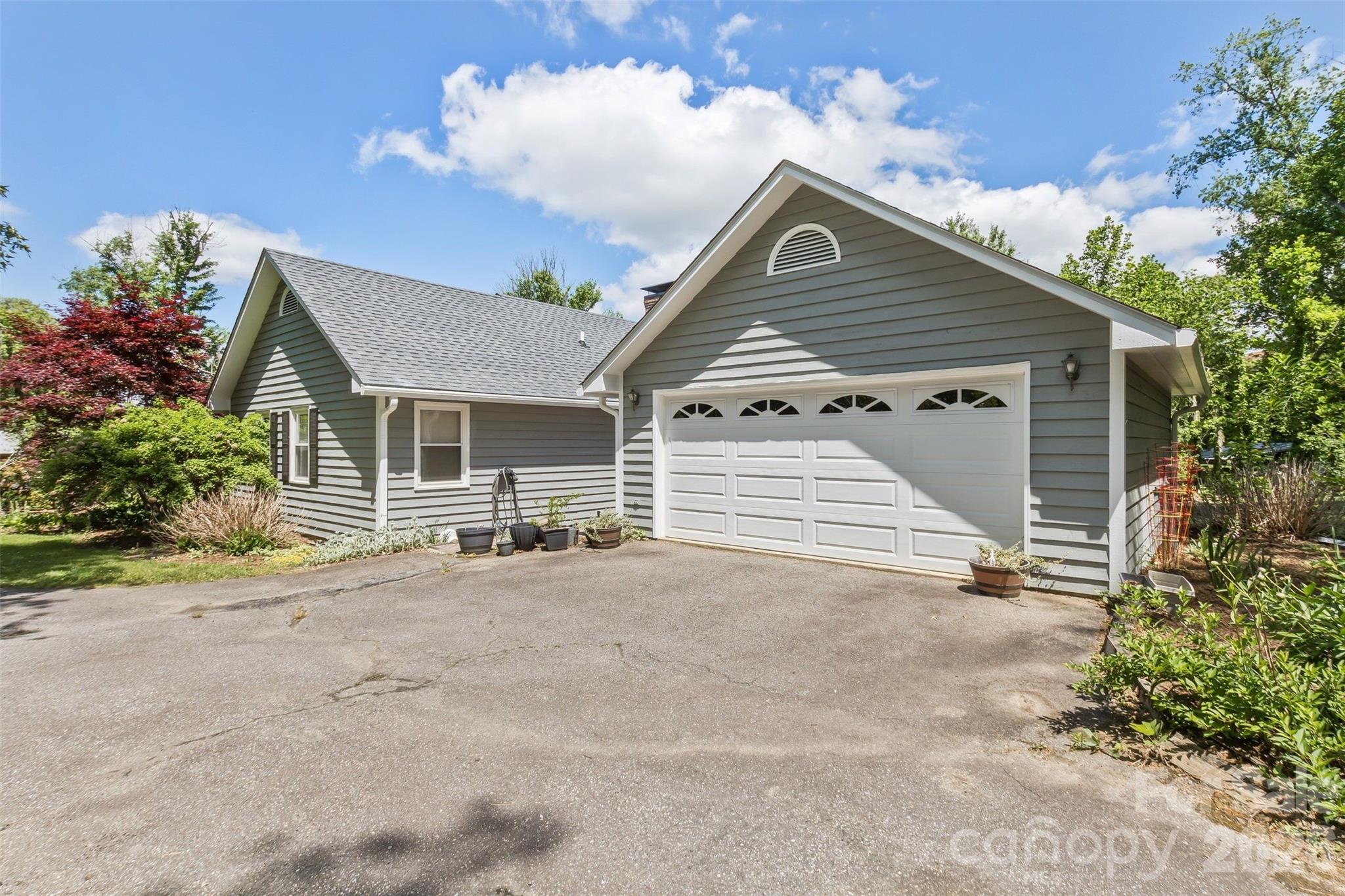 10 Applecross Road — Weaverville