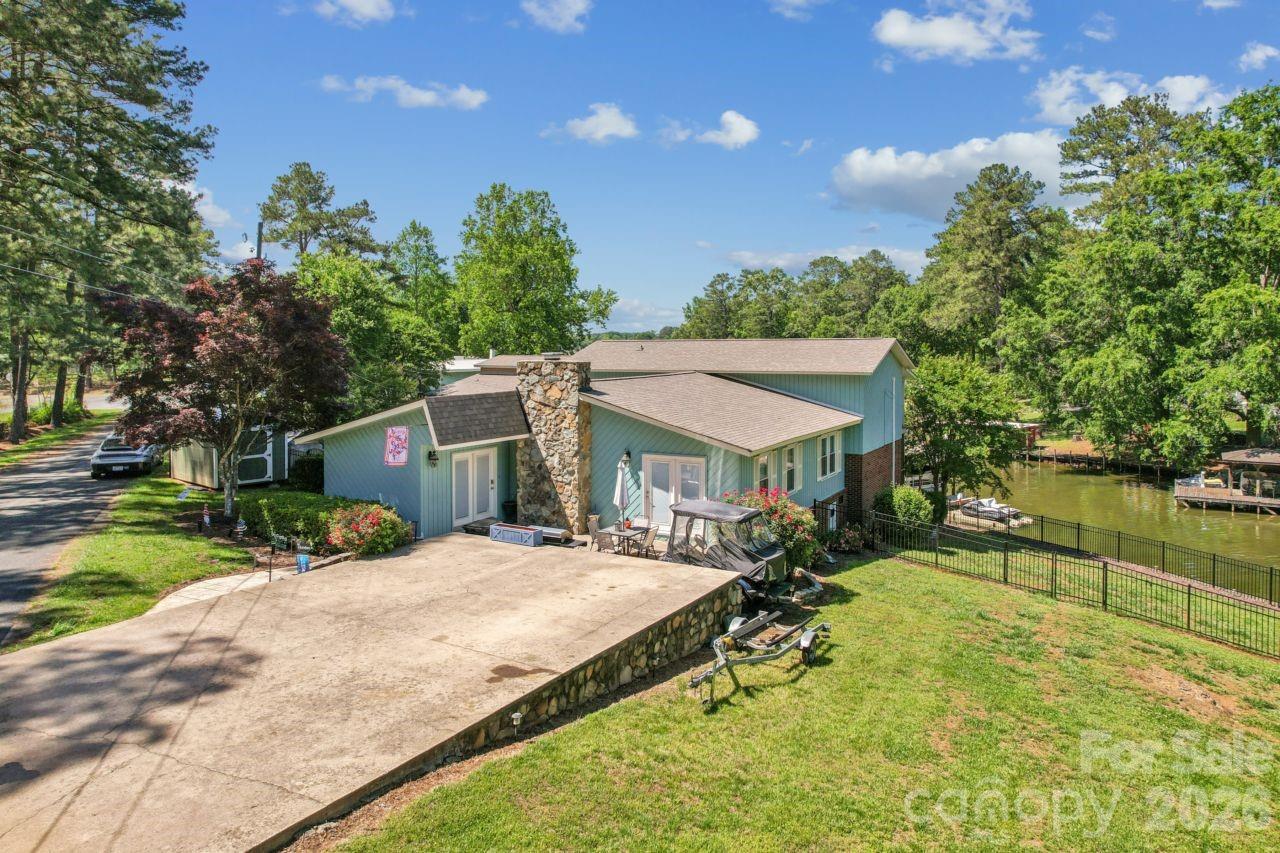 49571 Blackberry Road — Norwood