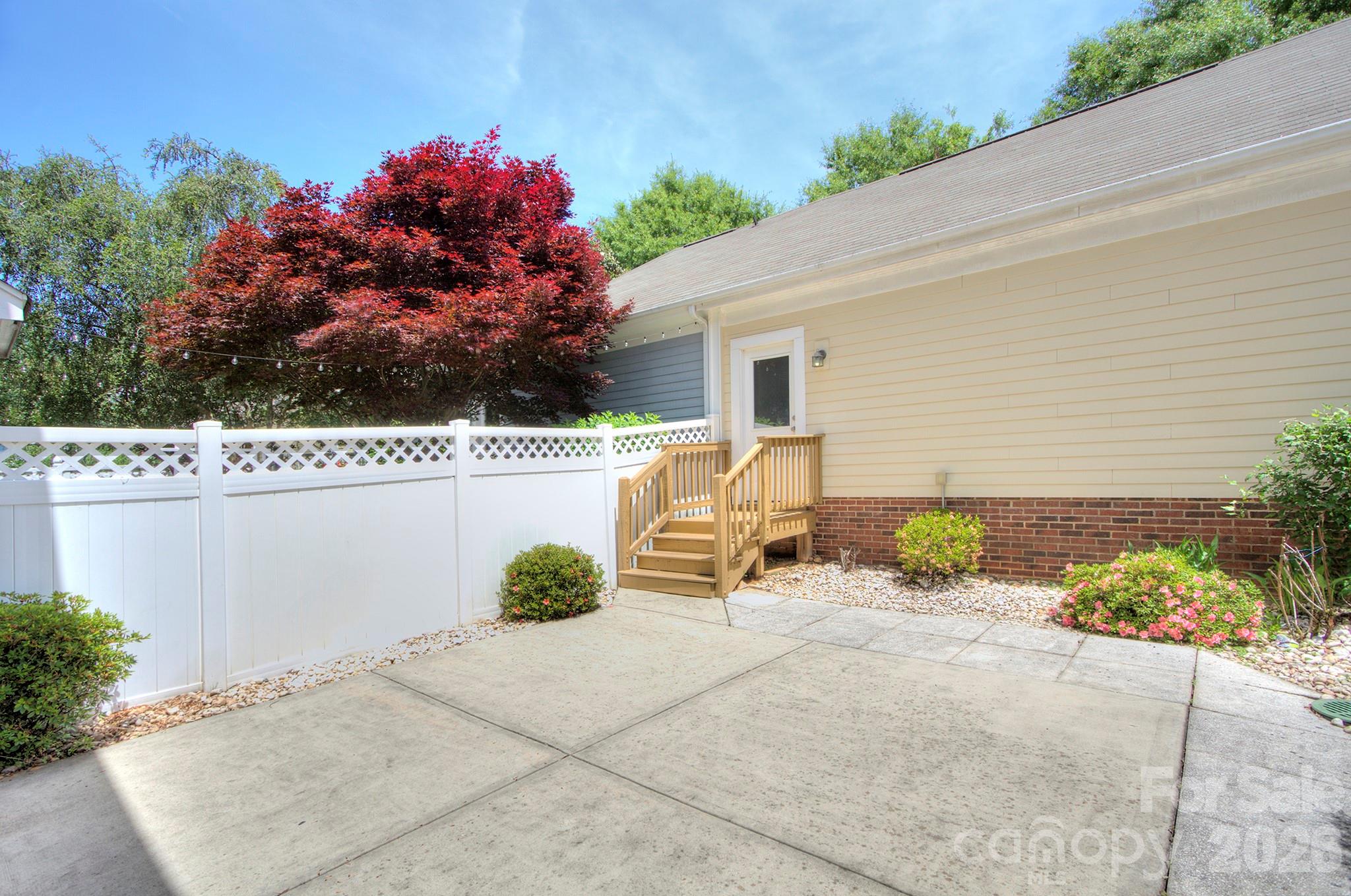 1023 White Point Drive — Huntersville