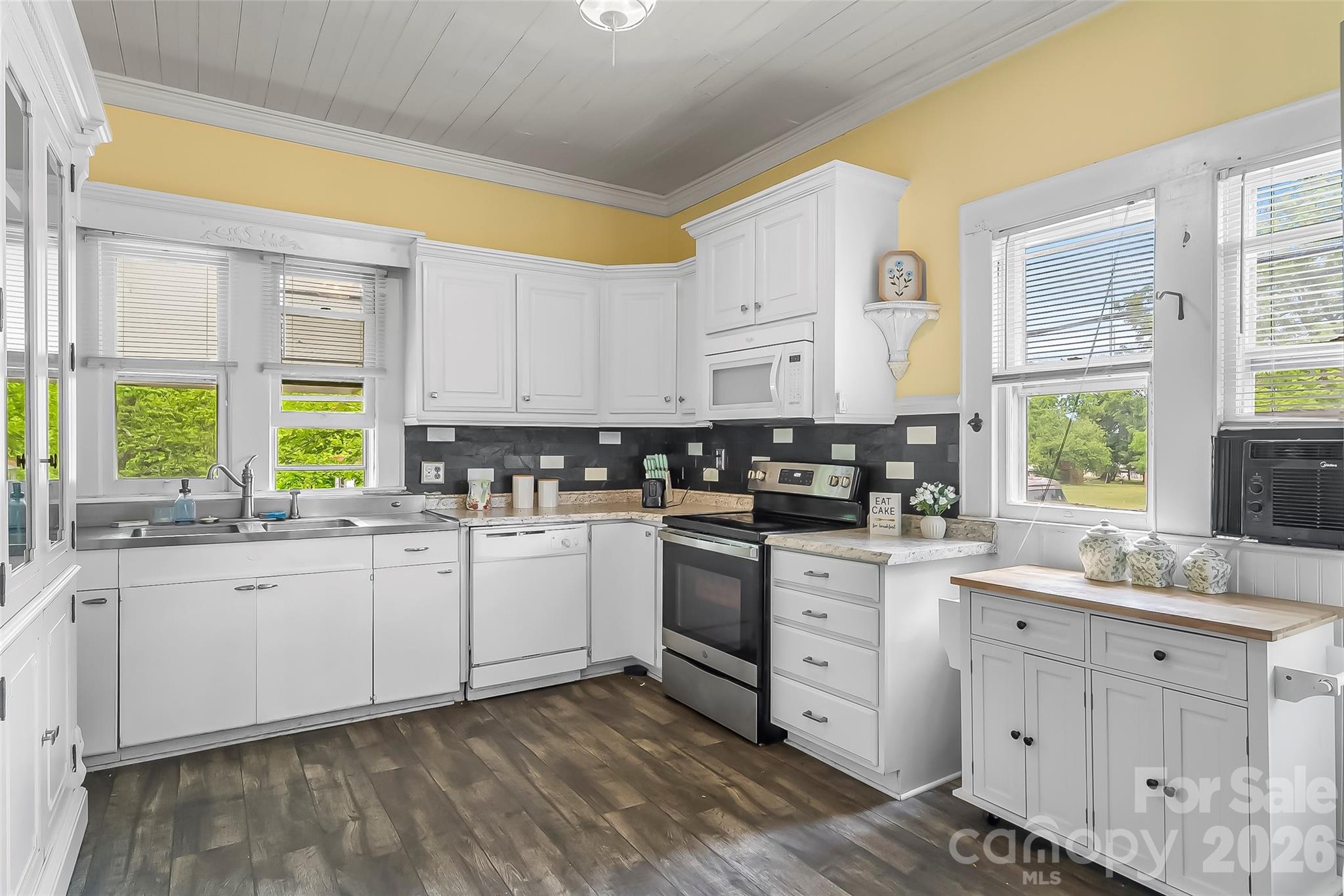 137 12th Street NW — Hickory