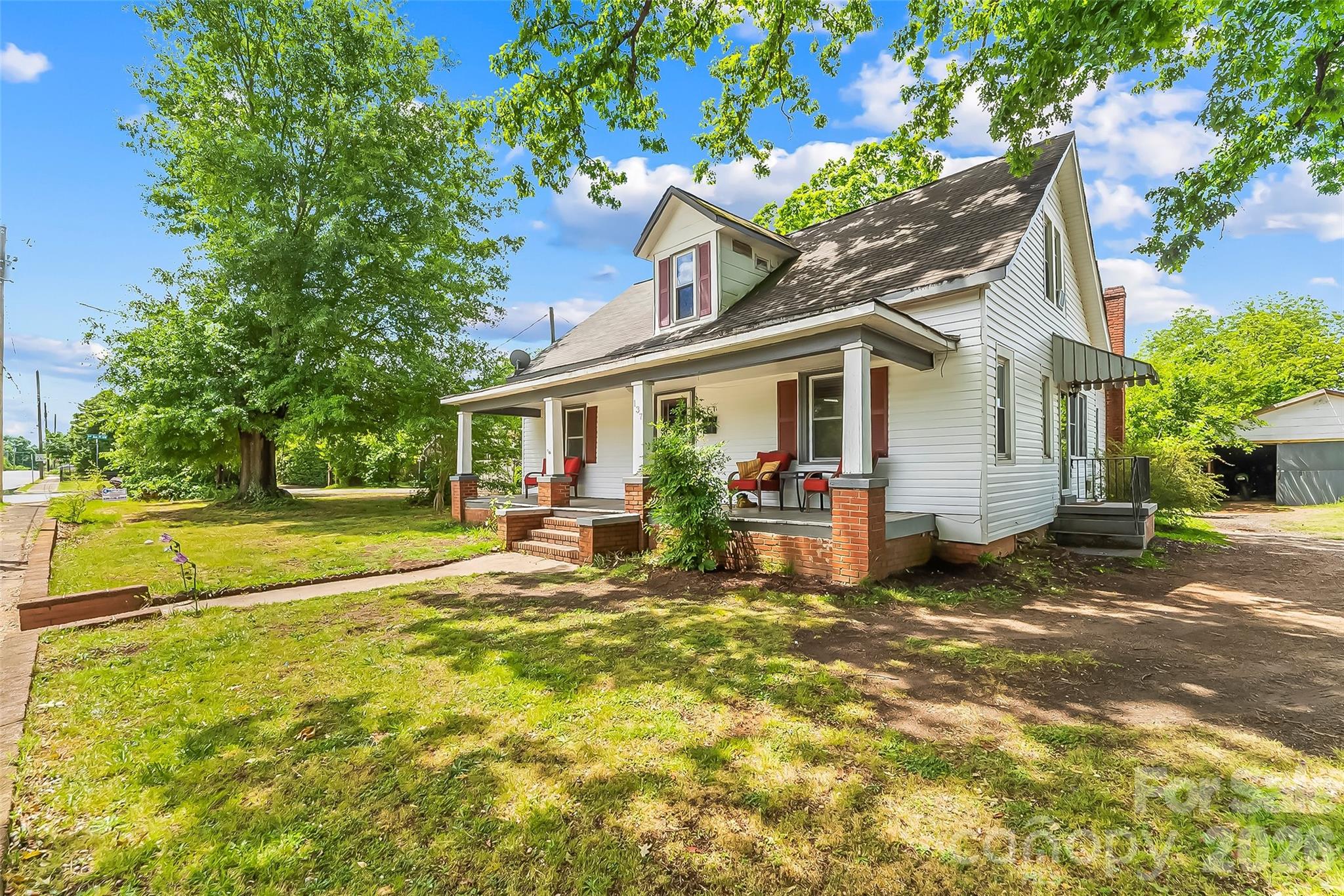 137 12th Street NW — Hickory