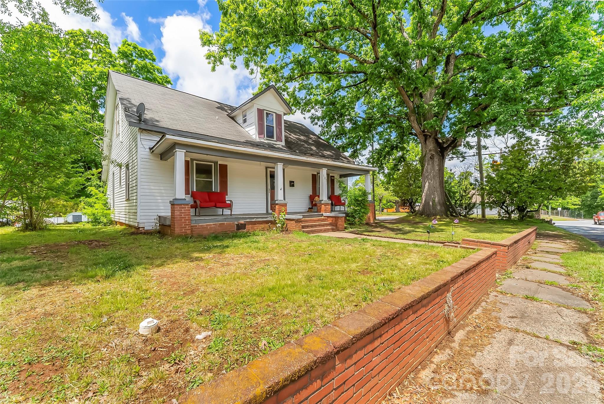 137 12th Street NW — Hickory