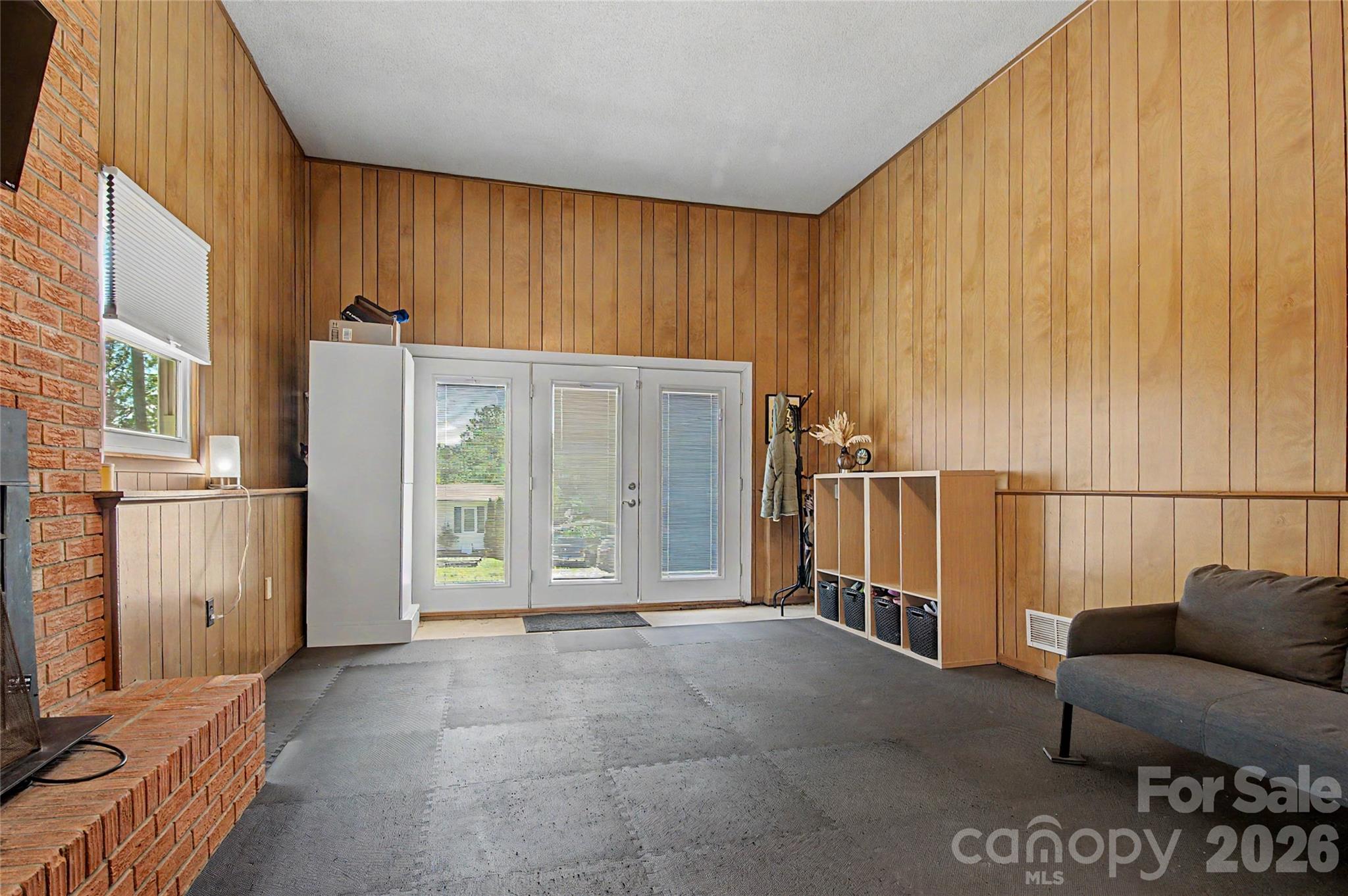 155 Chestnut Place — Arden