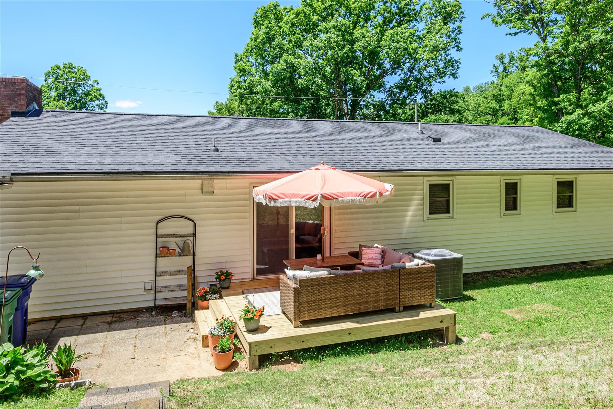 155 Chestnut Place — Arden