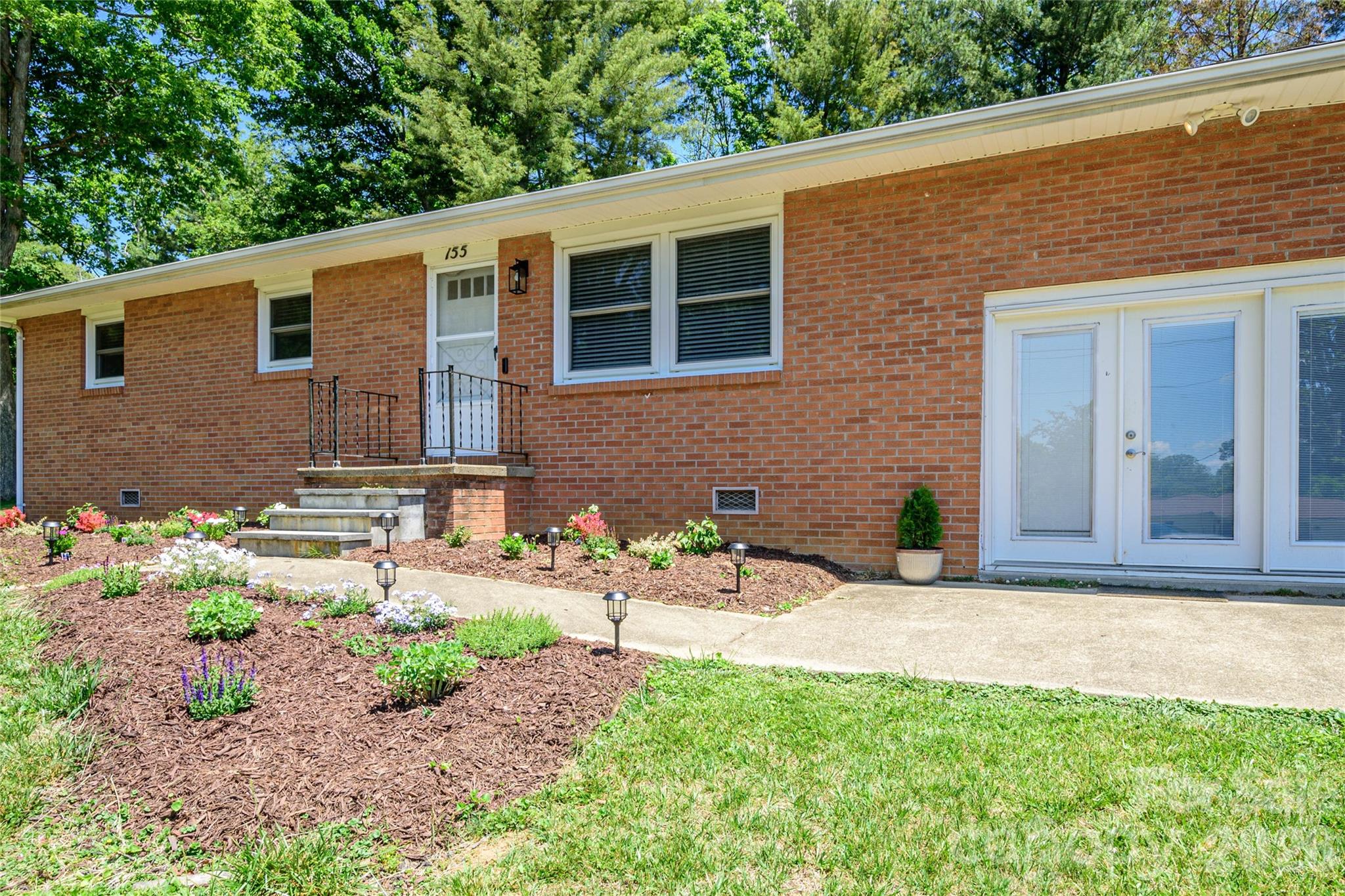 155 Chestnut Place — Arden