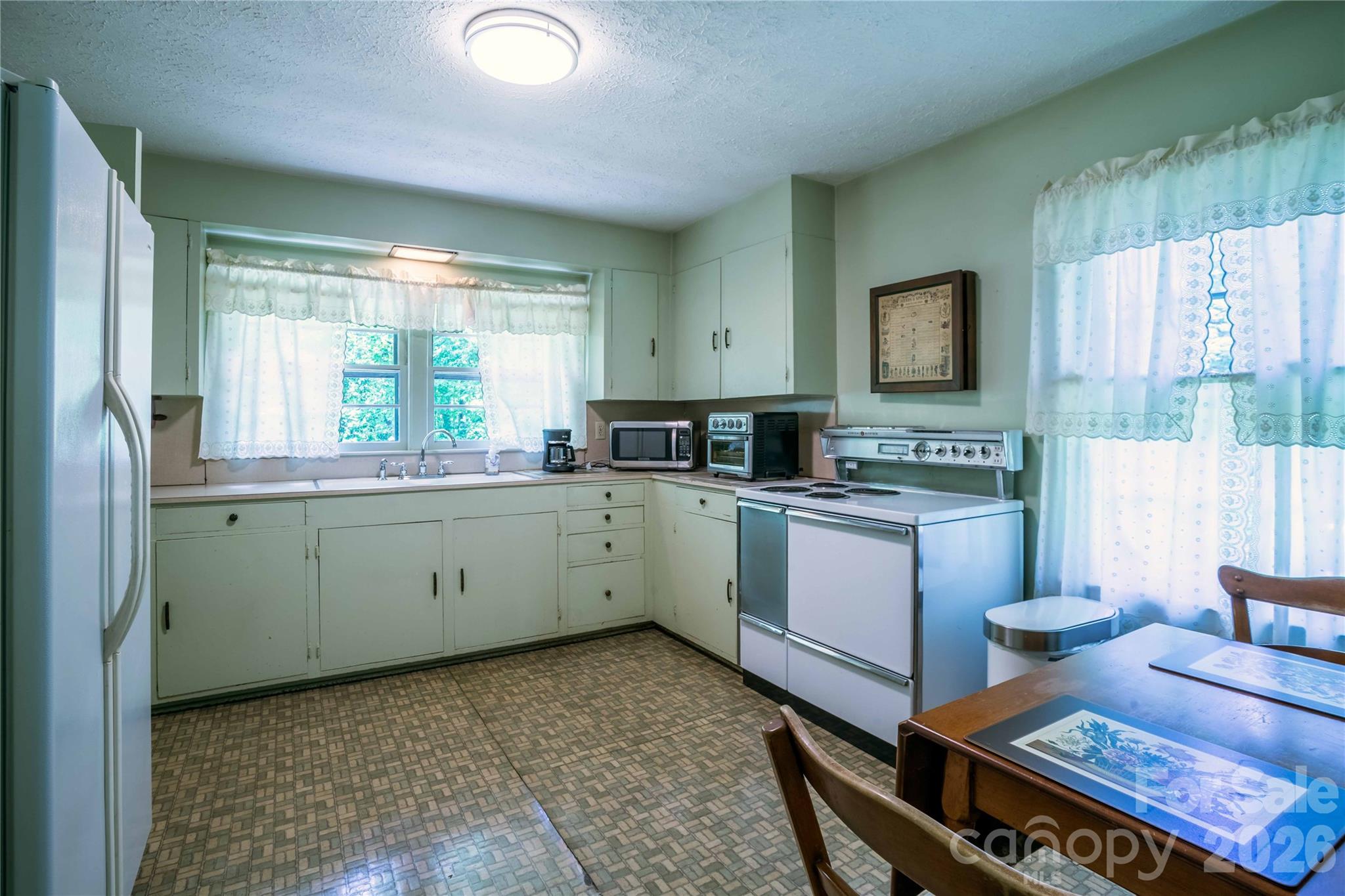 3004 Kanuga Road — Hendersonville