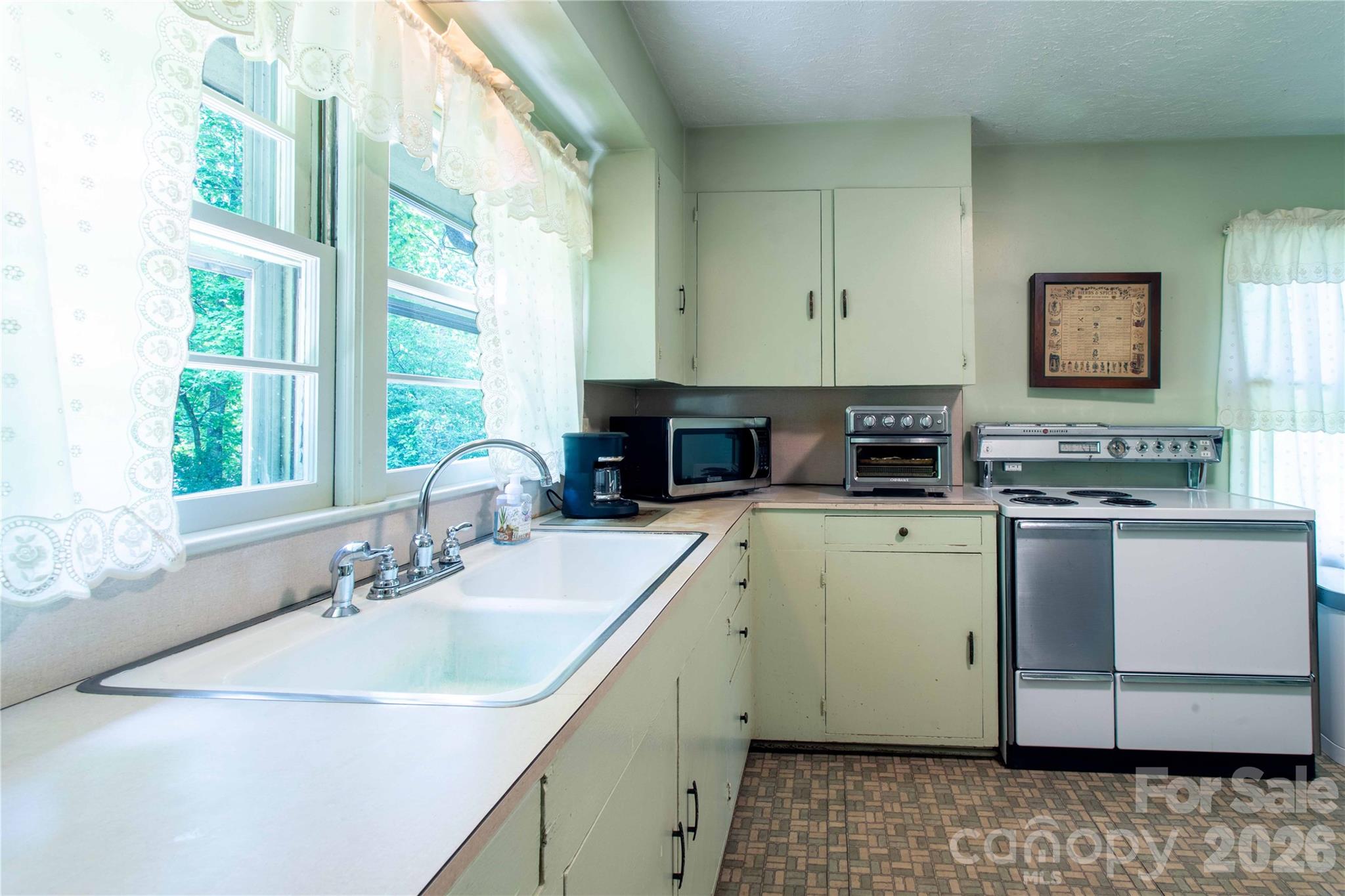 3004 Kanuga Road — Hendersonville