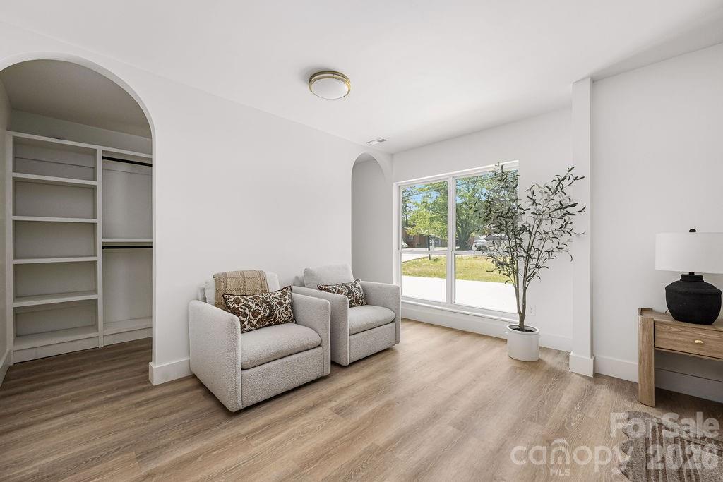 911 E Woodlawn Road — Charlotte
