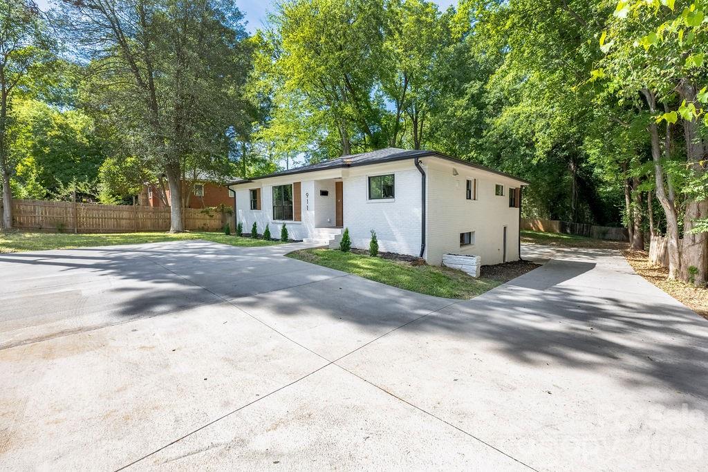 911 E Woodlawn Road — Charlotte