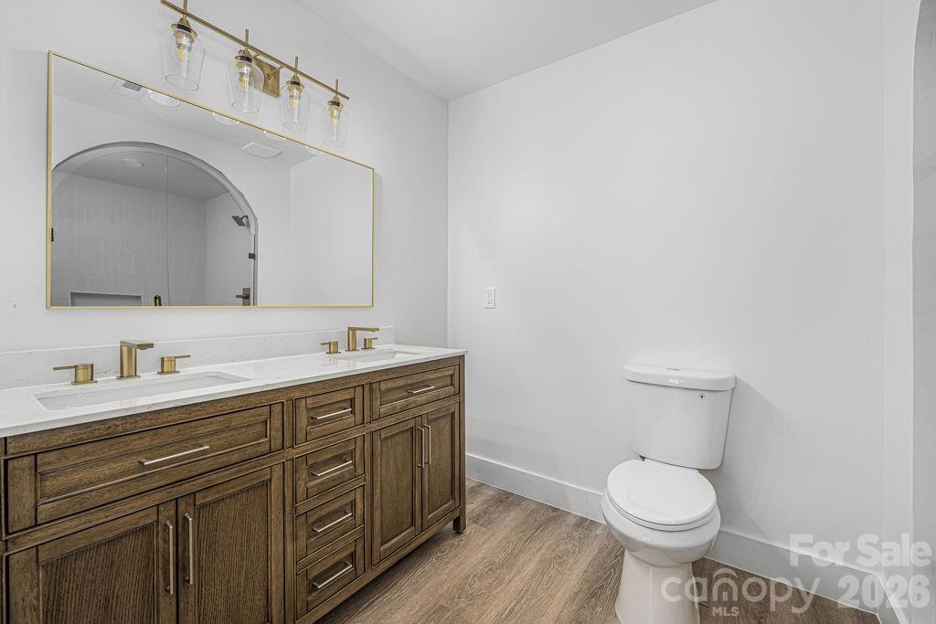 911 E Woodlawn Road — Charlotte