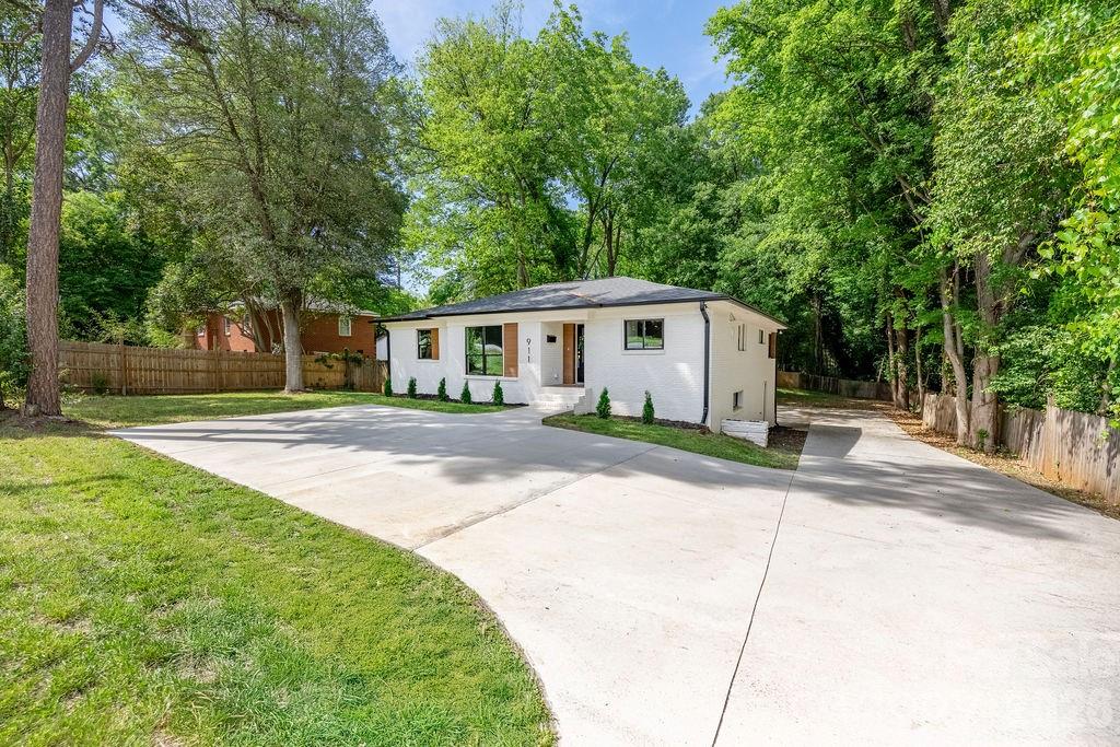 911 E Woodlawn Road — Charlotte
