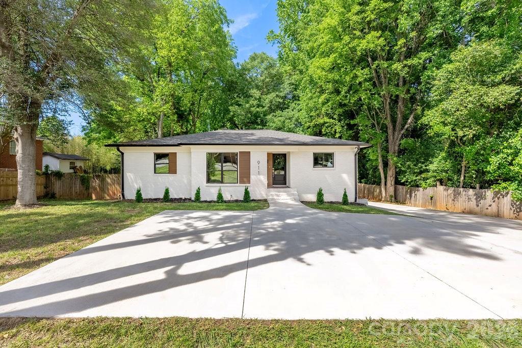 911 E Woodlawn Road — Charlotte