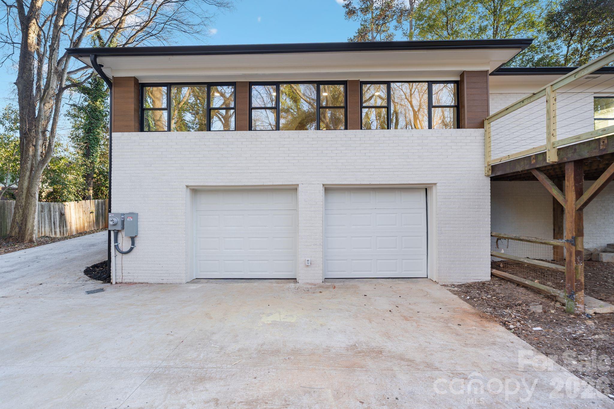 911 E Woodlawn Road — Charlotte
