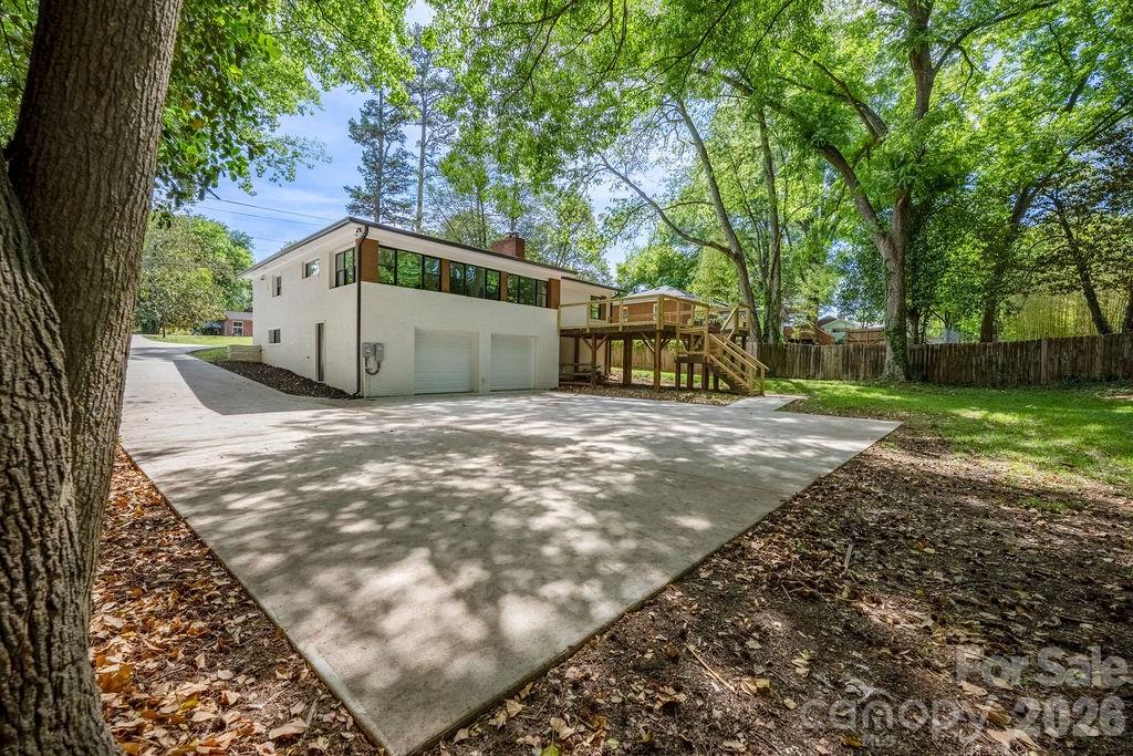 911 E Woodlawn Road — Charlotte