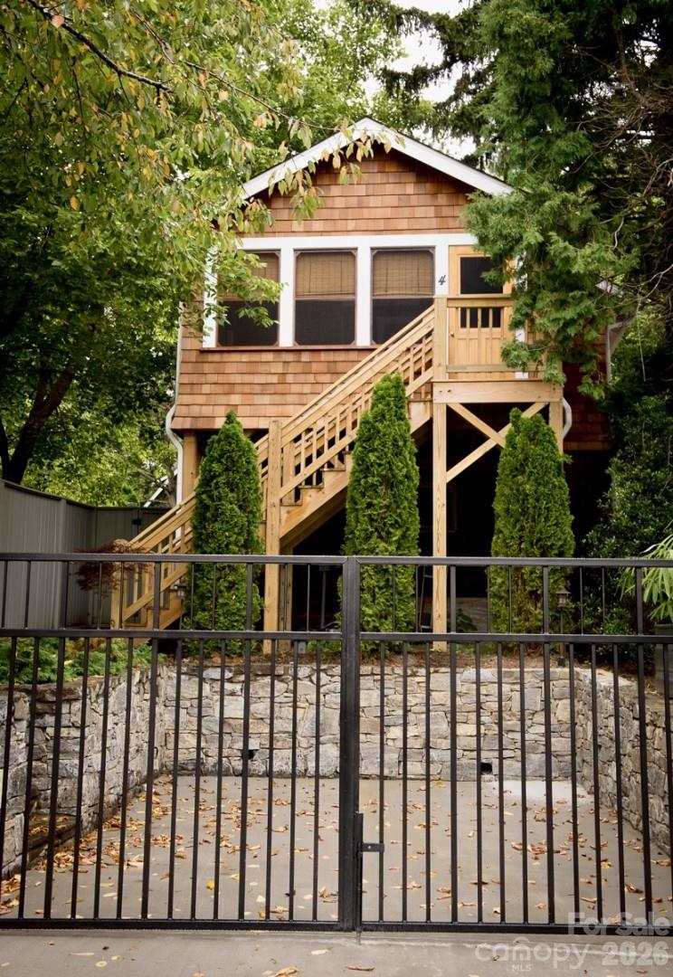 8 Colonial Place — Asheville