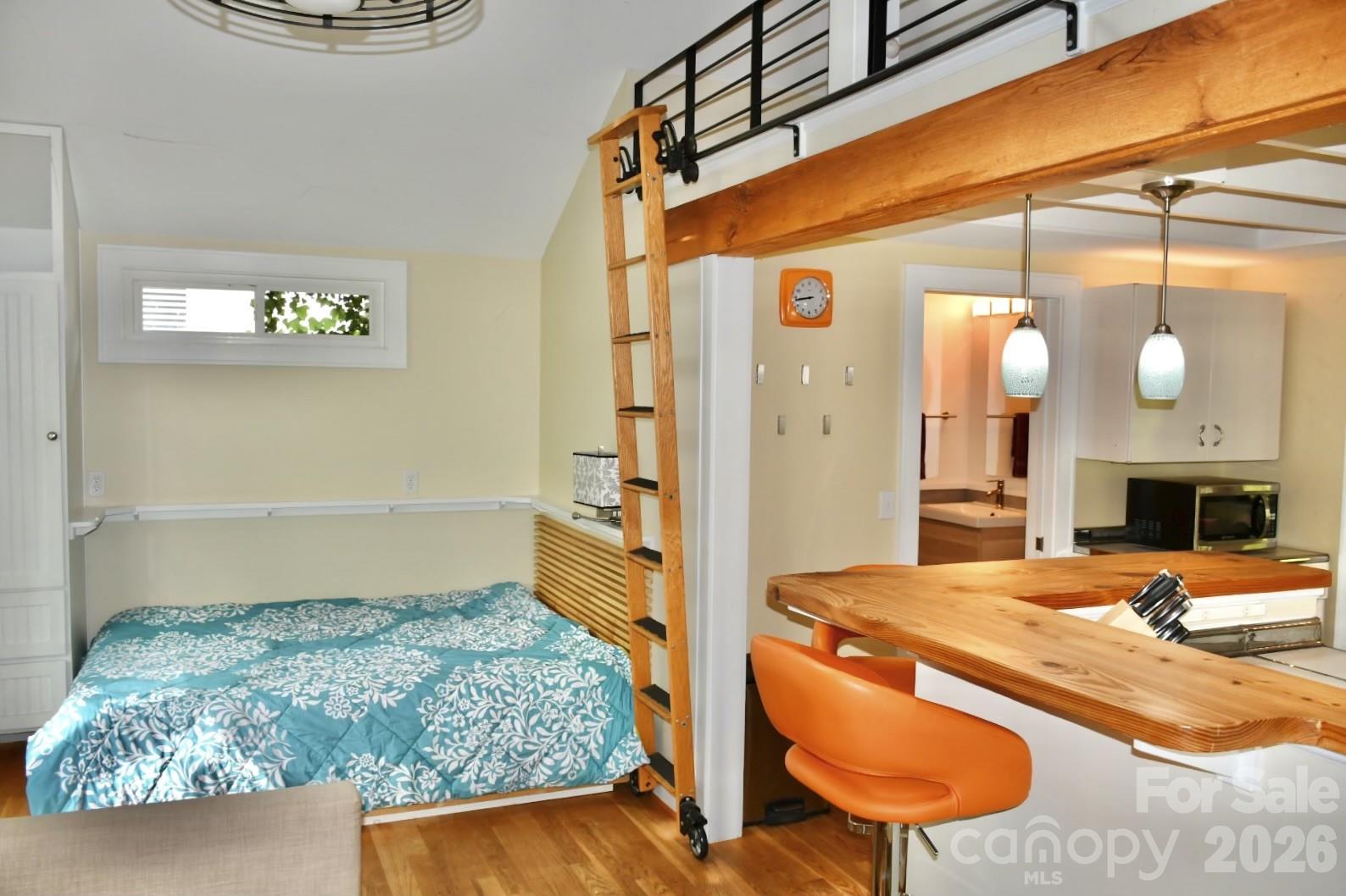 8 Colonial Place — Asheville