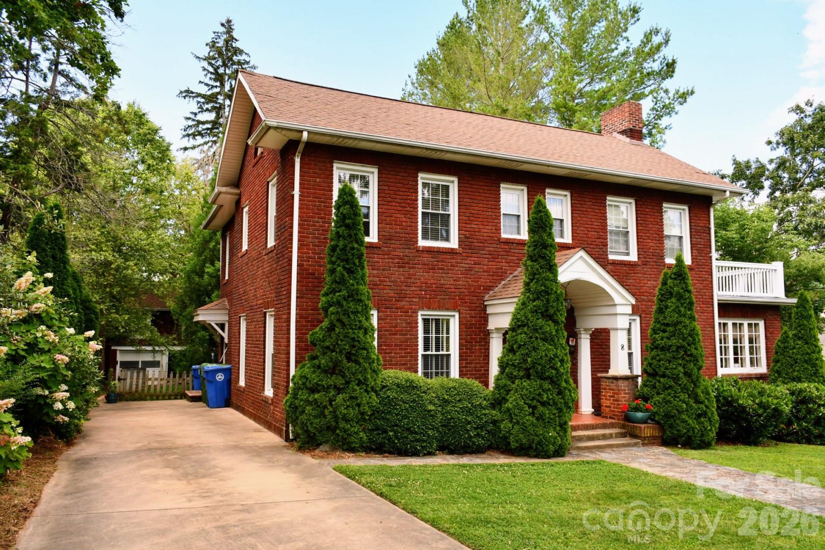 8 Colonial Place — Asheville