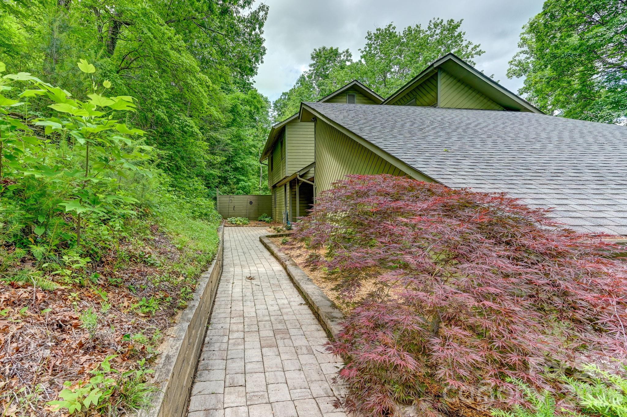 22 Robinhood Road — Asheville