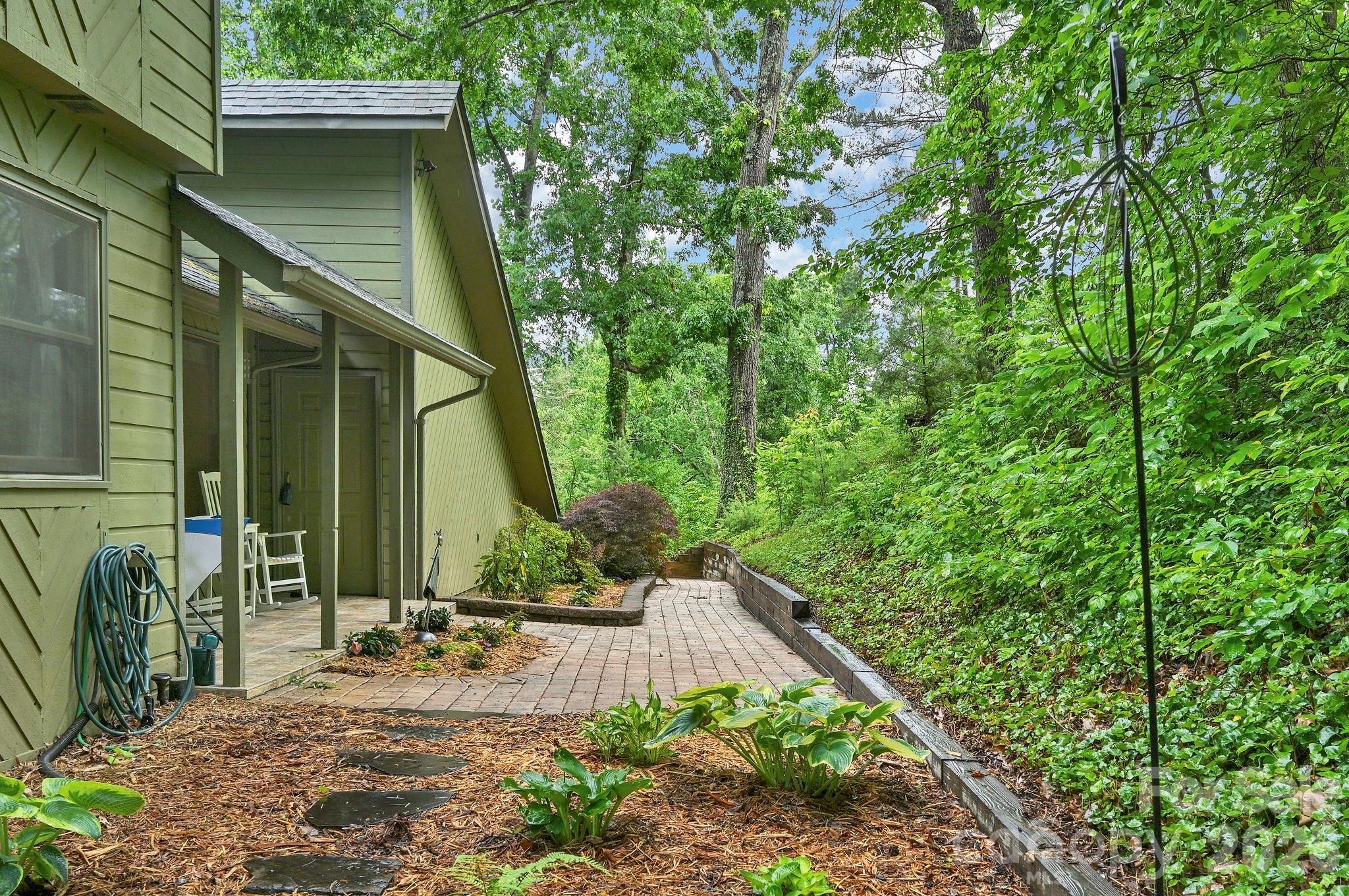 22 Robinhood Road — Asheville