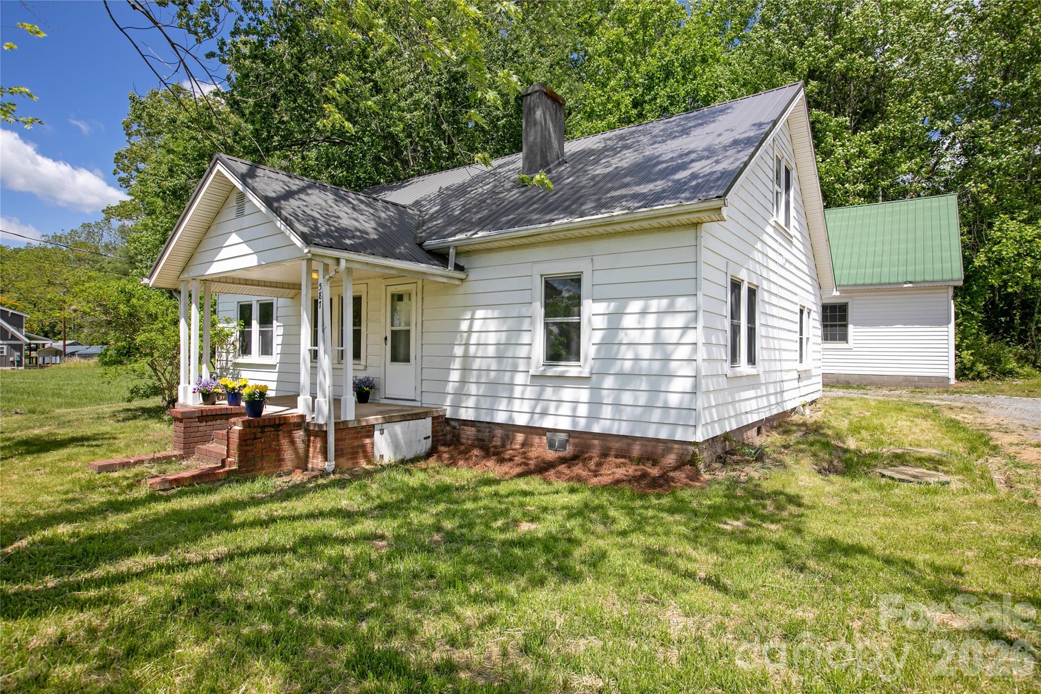 587 Old Hendersonville Highway — Brevard