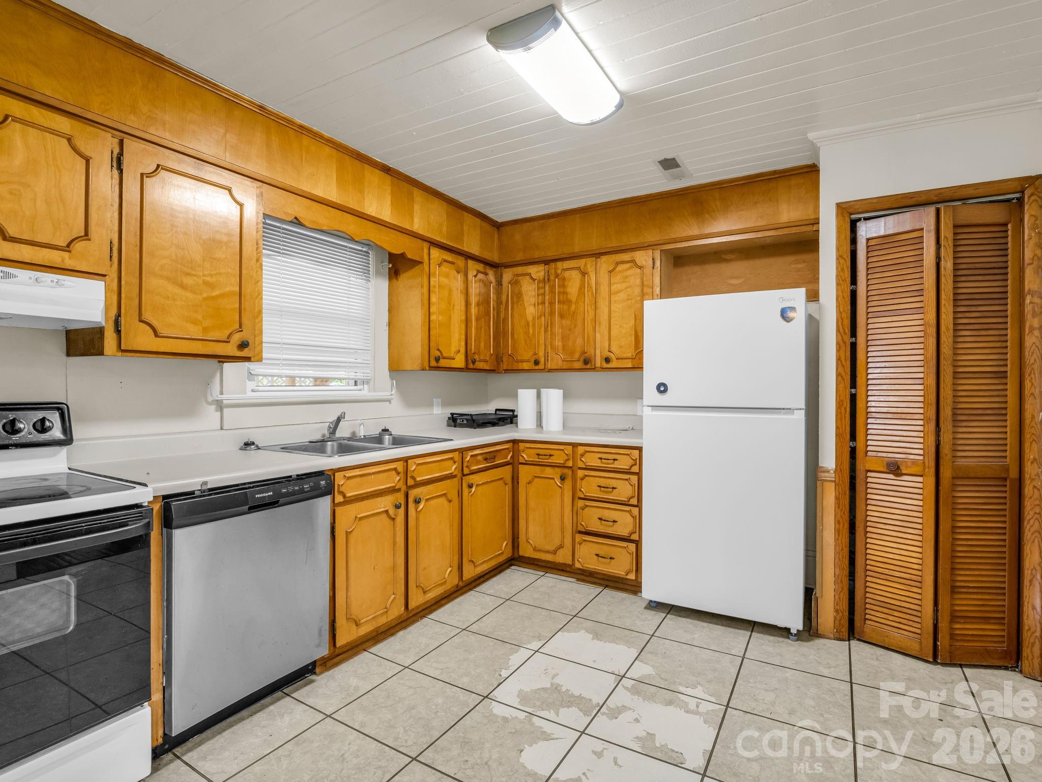 271 Old Ballpark Road — Forest City