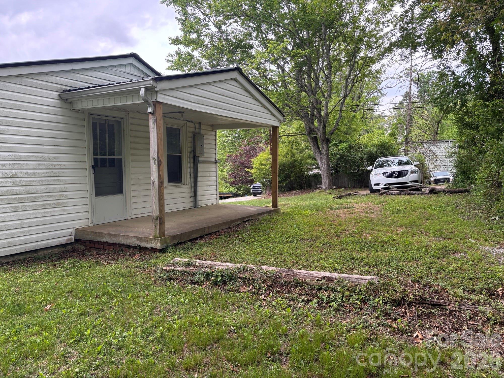 162 Phillips Lane — Spruce Pine