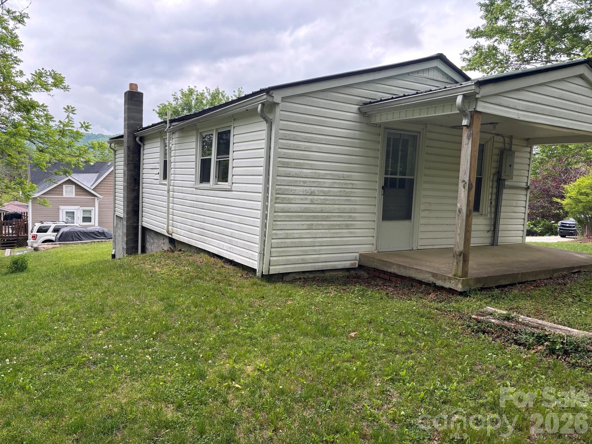 162 Phillips Lane — Spruce Pine