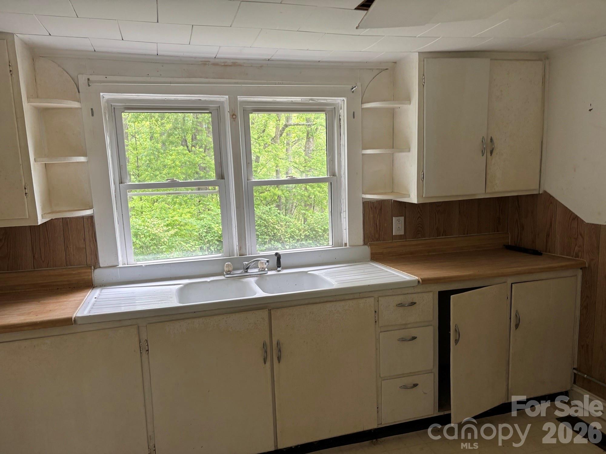 162 Phillips Lane — Spruce Pine