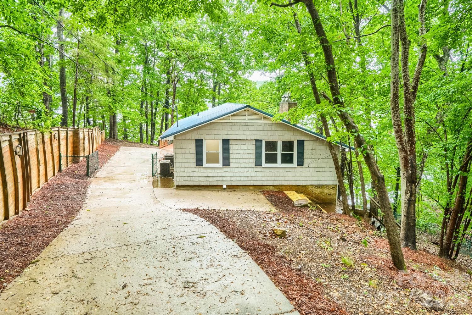 42640 Moonshine Drive — New London