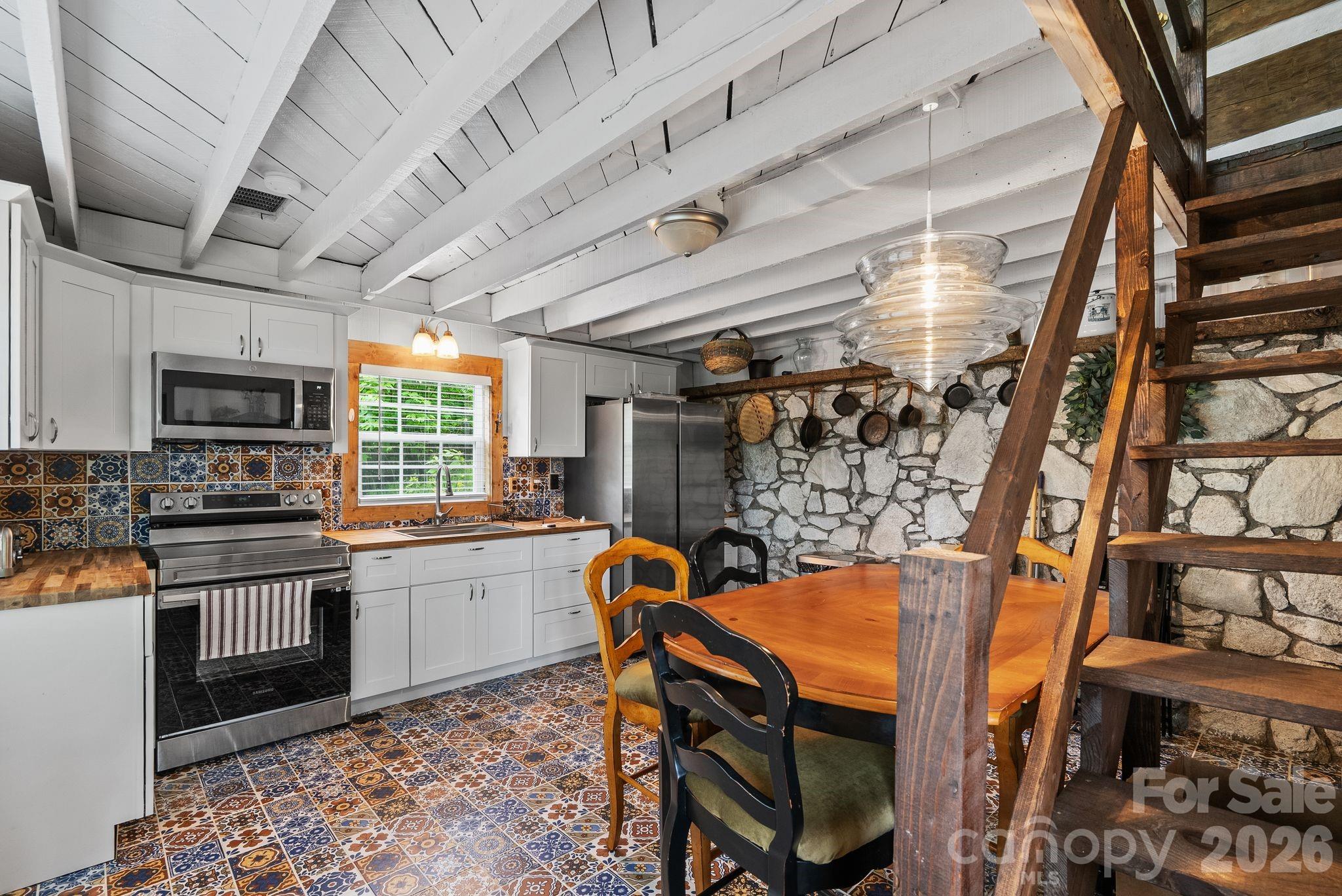 285 Glenaire Drive — Mars Hill