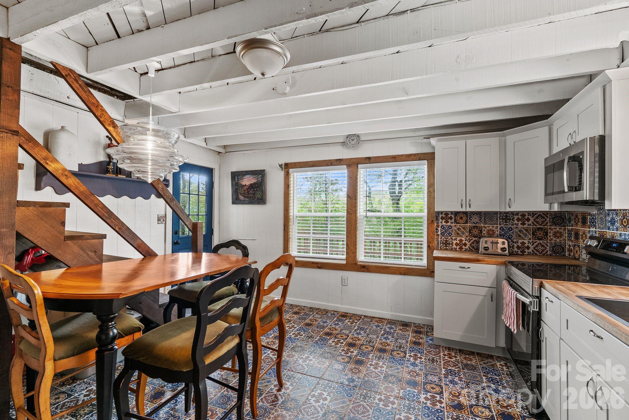 285 Glenaire Drive — Mars Hill