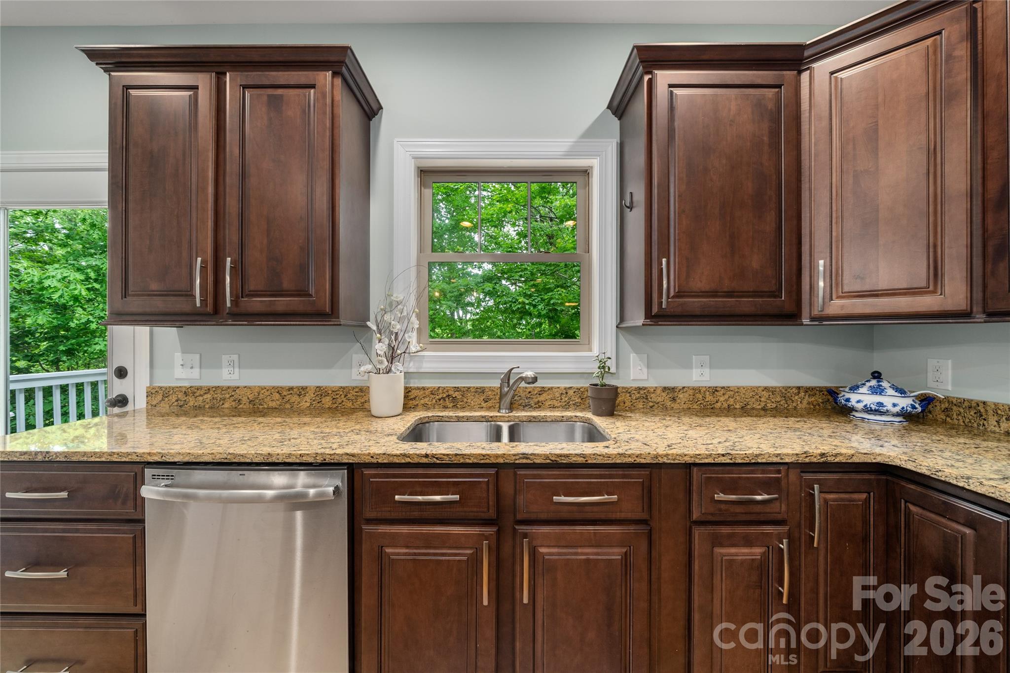 221 Courtland Place — Asheville