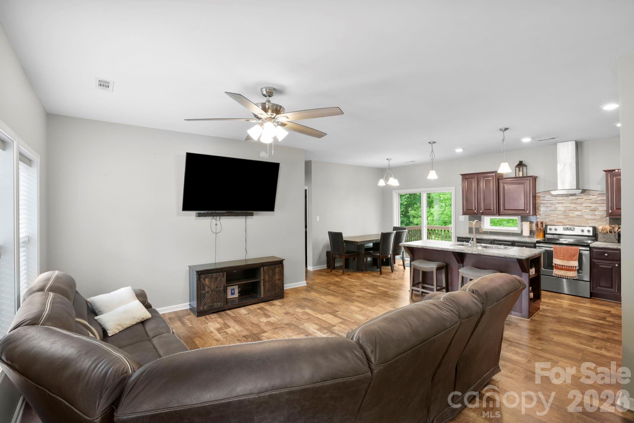 127 Cairens Ridge Drive — Mills River