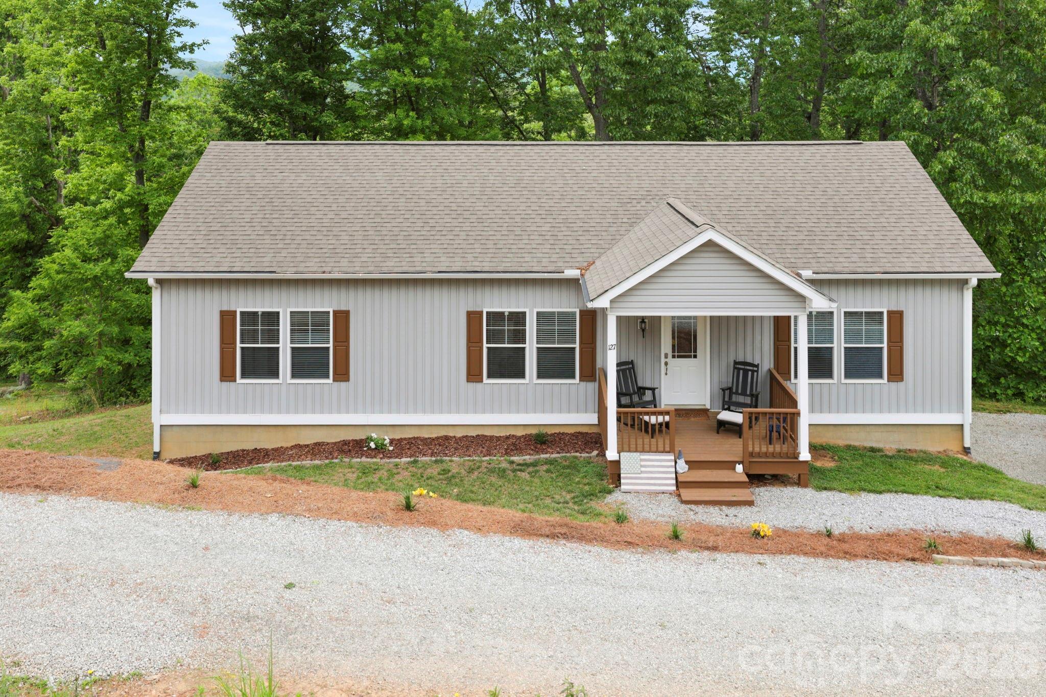 127 Cairens Ridge Drive — Mills River