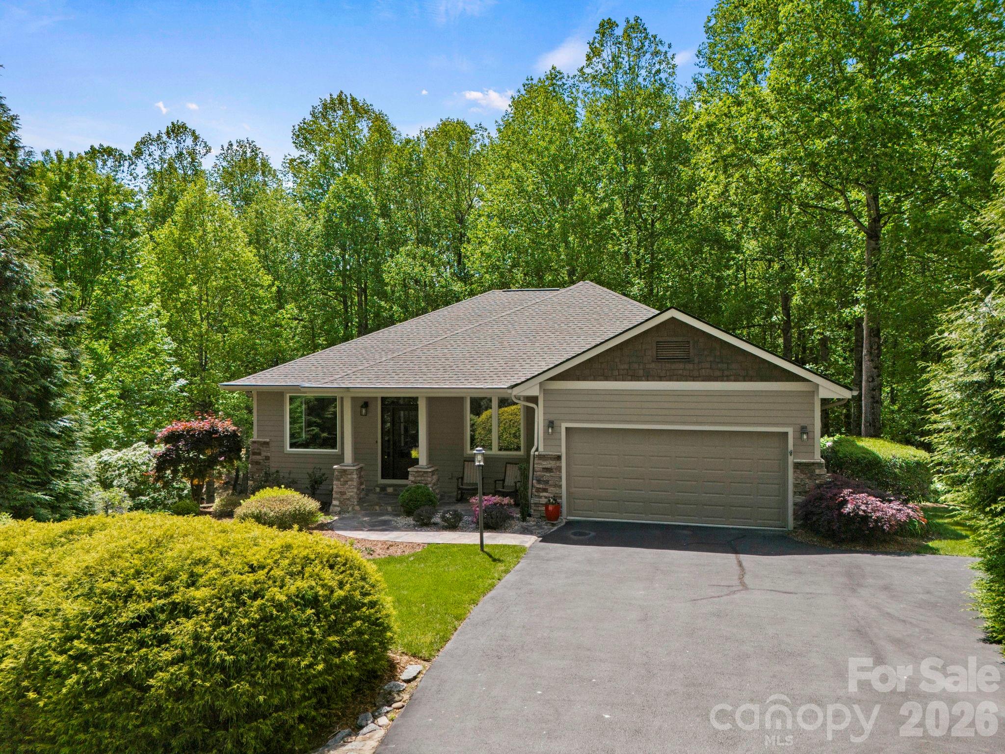 547 Pinnacle Peak Lane — Flat Rock