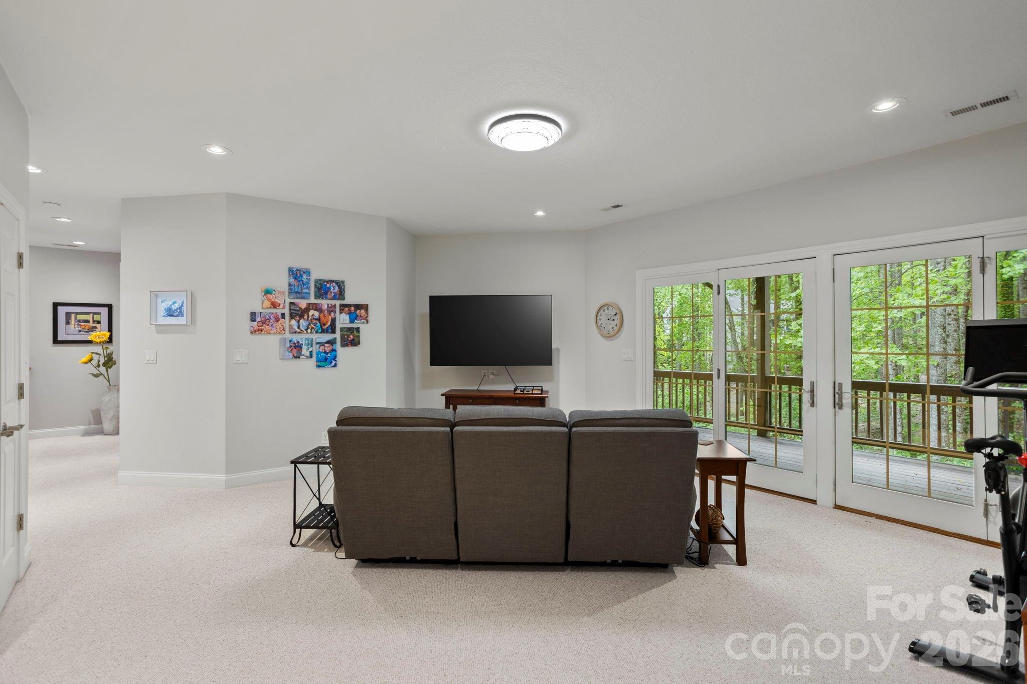 547 Pinnacle Peak Lane — Flat Rock