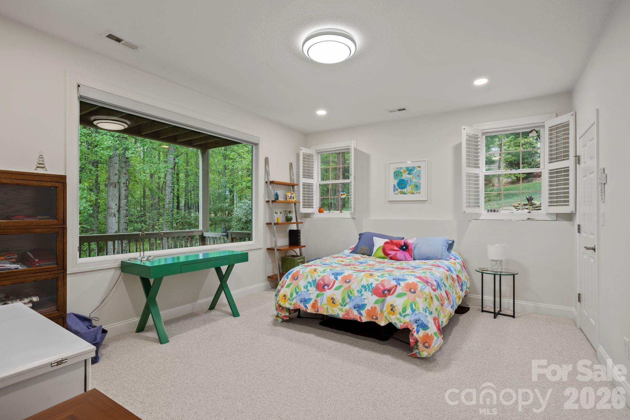 547 Pinnacle Peak Lane — Flat Rock