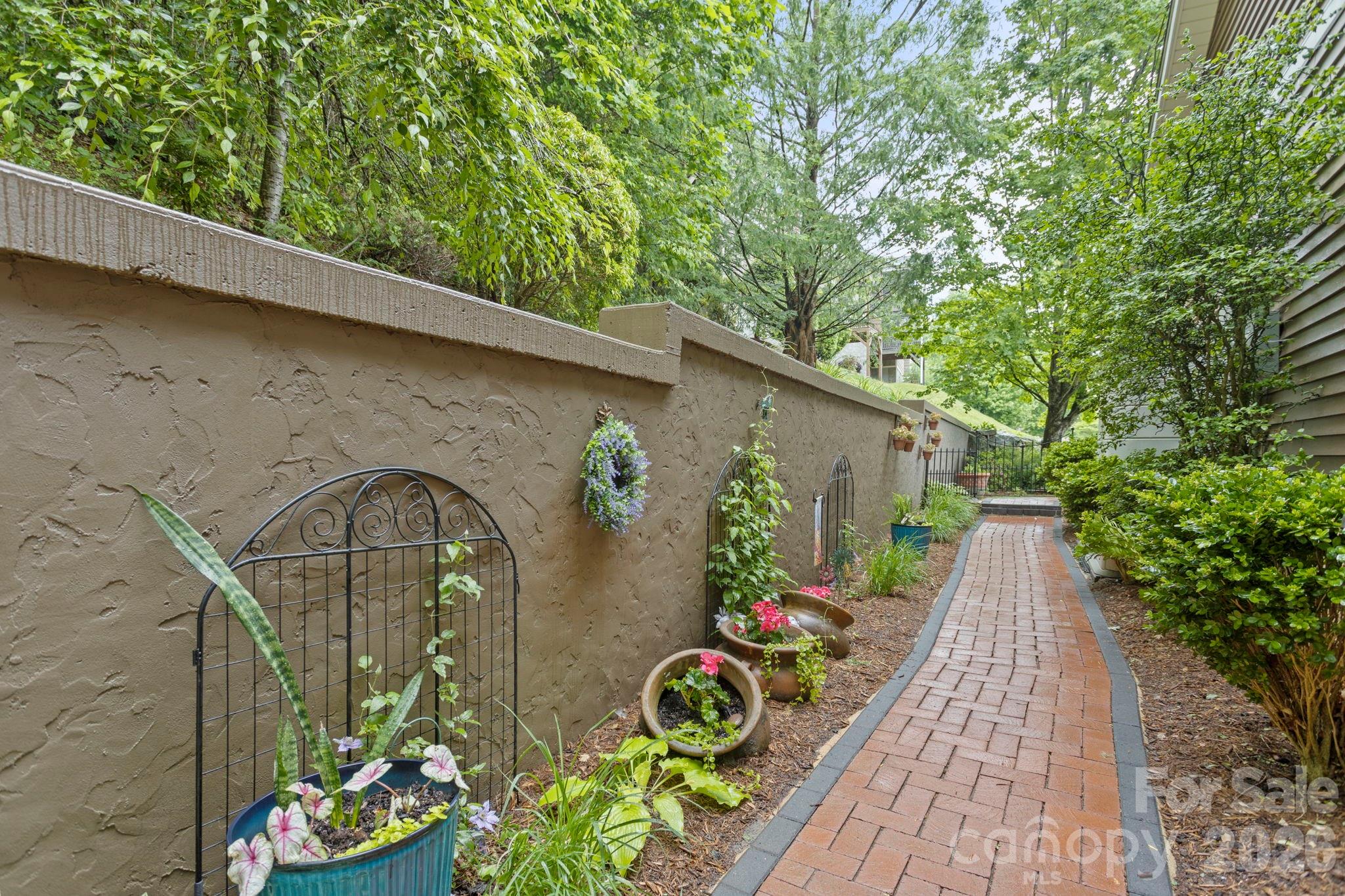 69 Old Pasture Way — Hendersonville