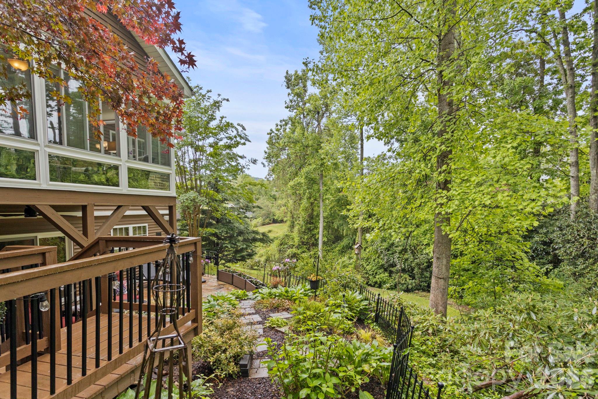 69 Old Pasture Way — Hendersonville